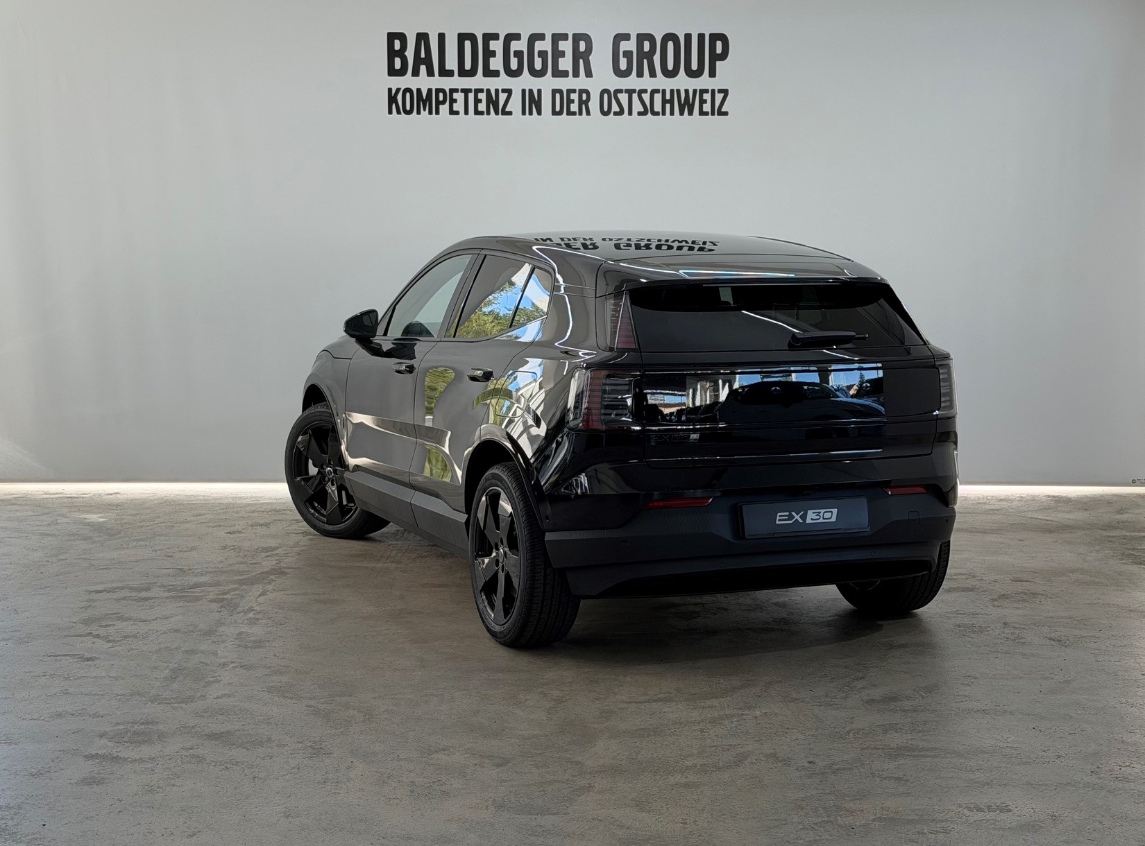 VOLVO EX 30 P8 Ultra XCENTRIC Black E-showroom-element-1
