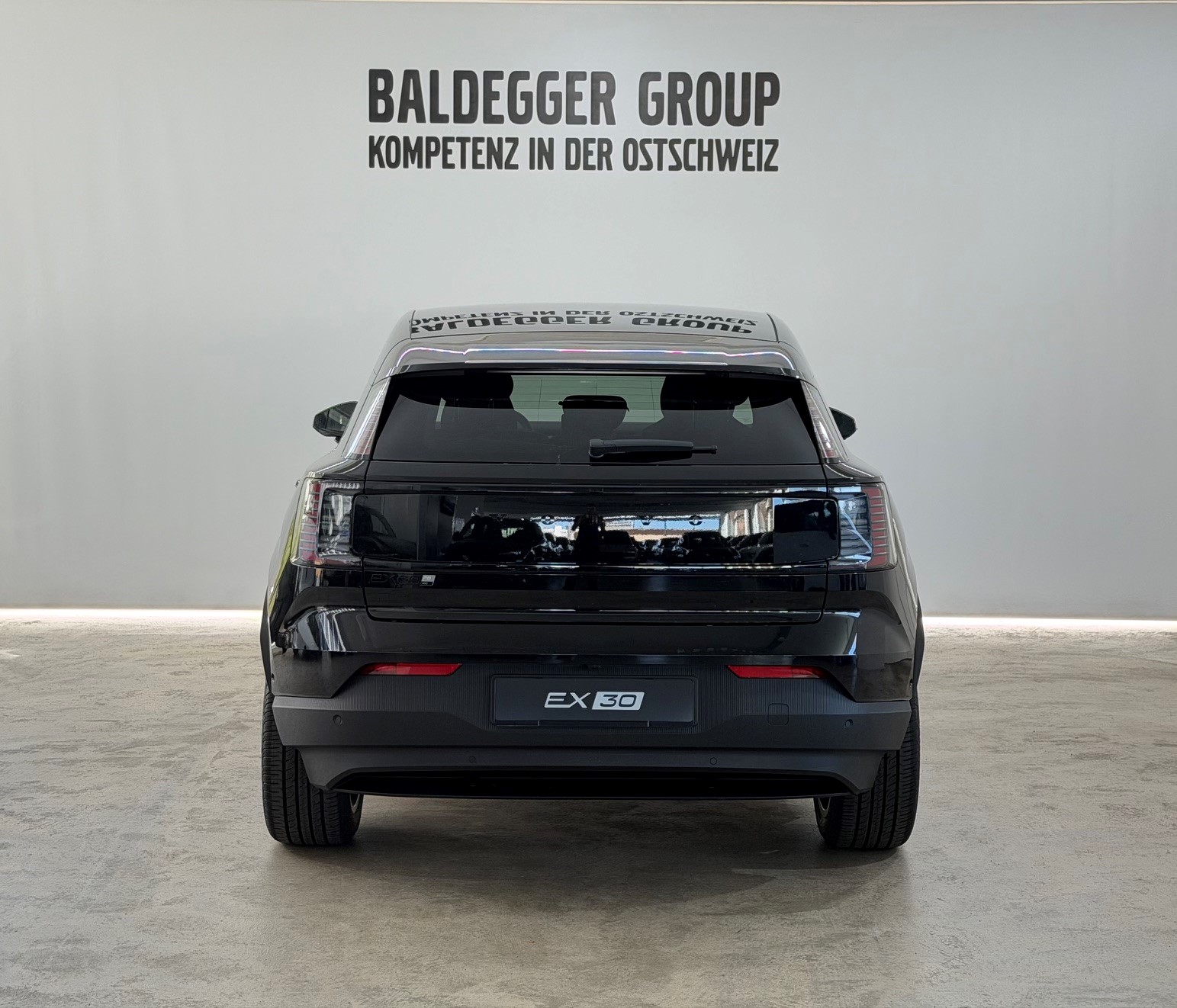 VOLVO EX 30 P8 Ultra XCENTRIC Black E-image-6