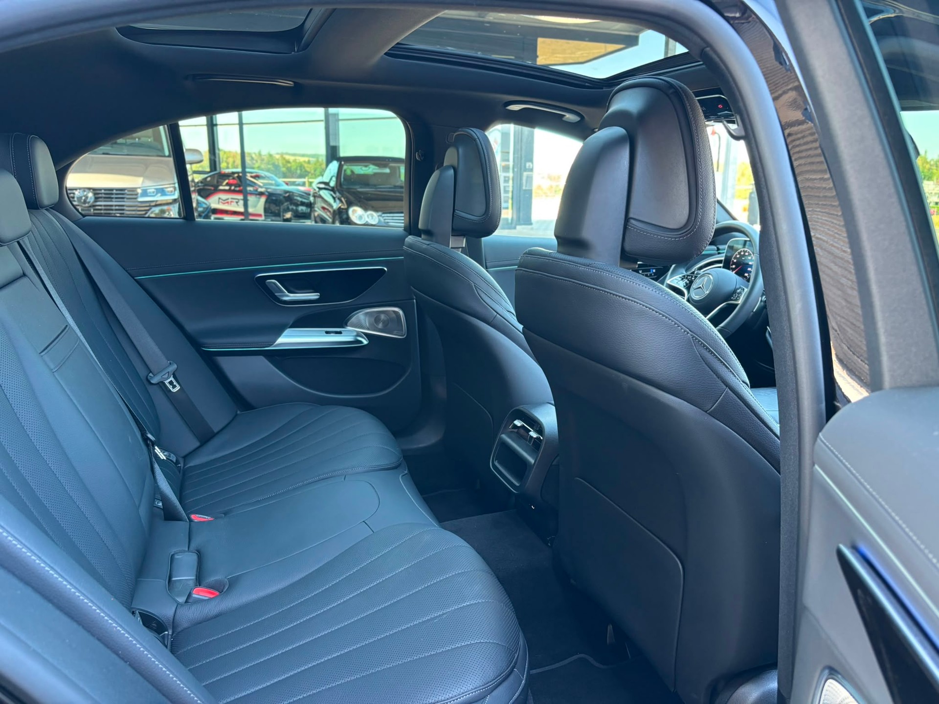 MERCEDES-BENZ E 300 e Exclusive 4Matic-image-9