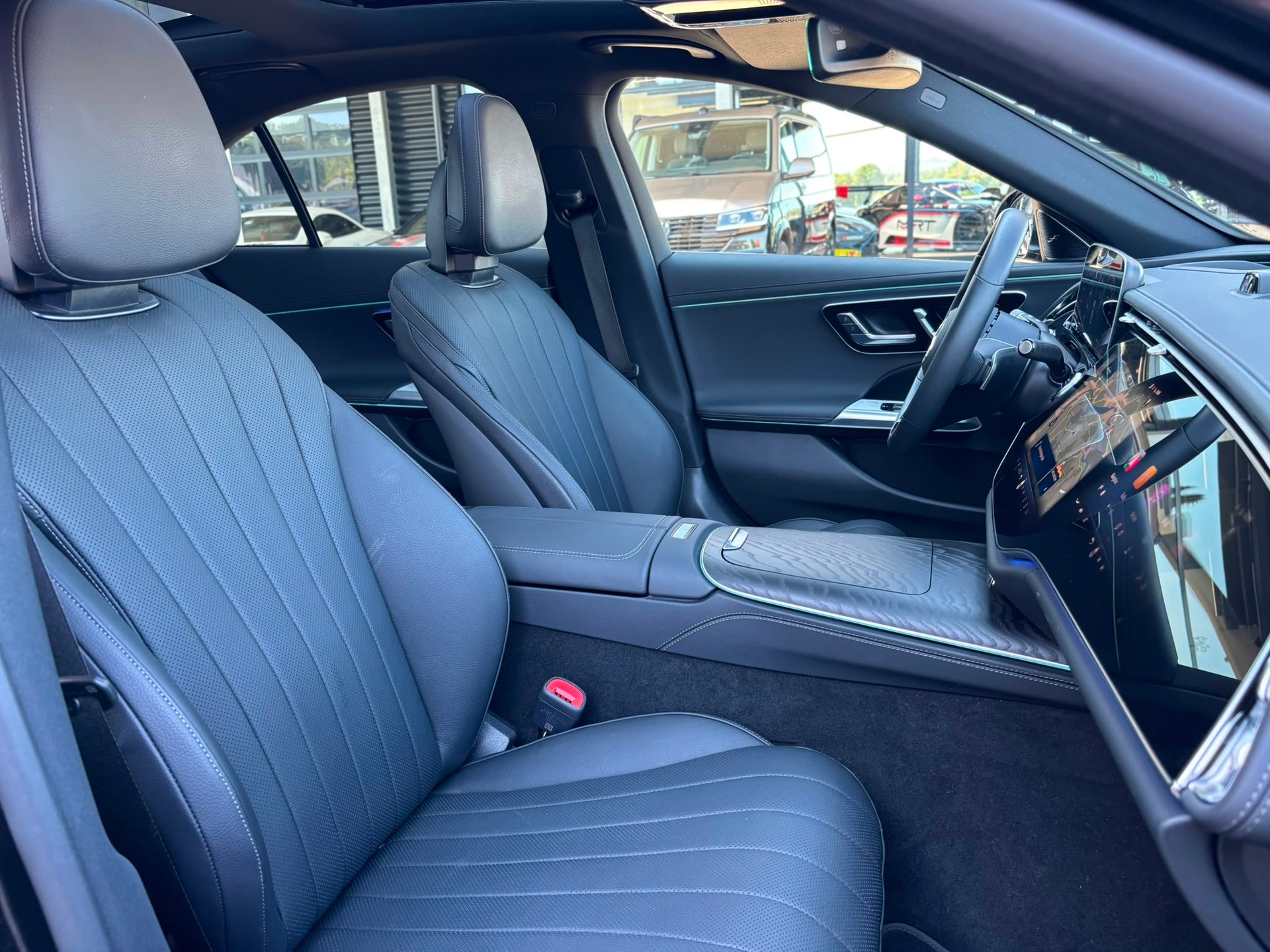 MERCEDES-BENZ E 300 e Exclusive 4Matic-image-8