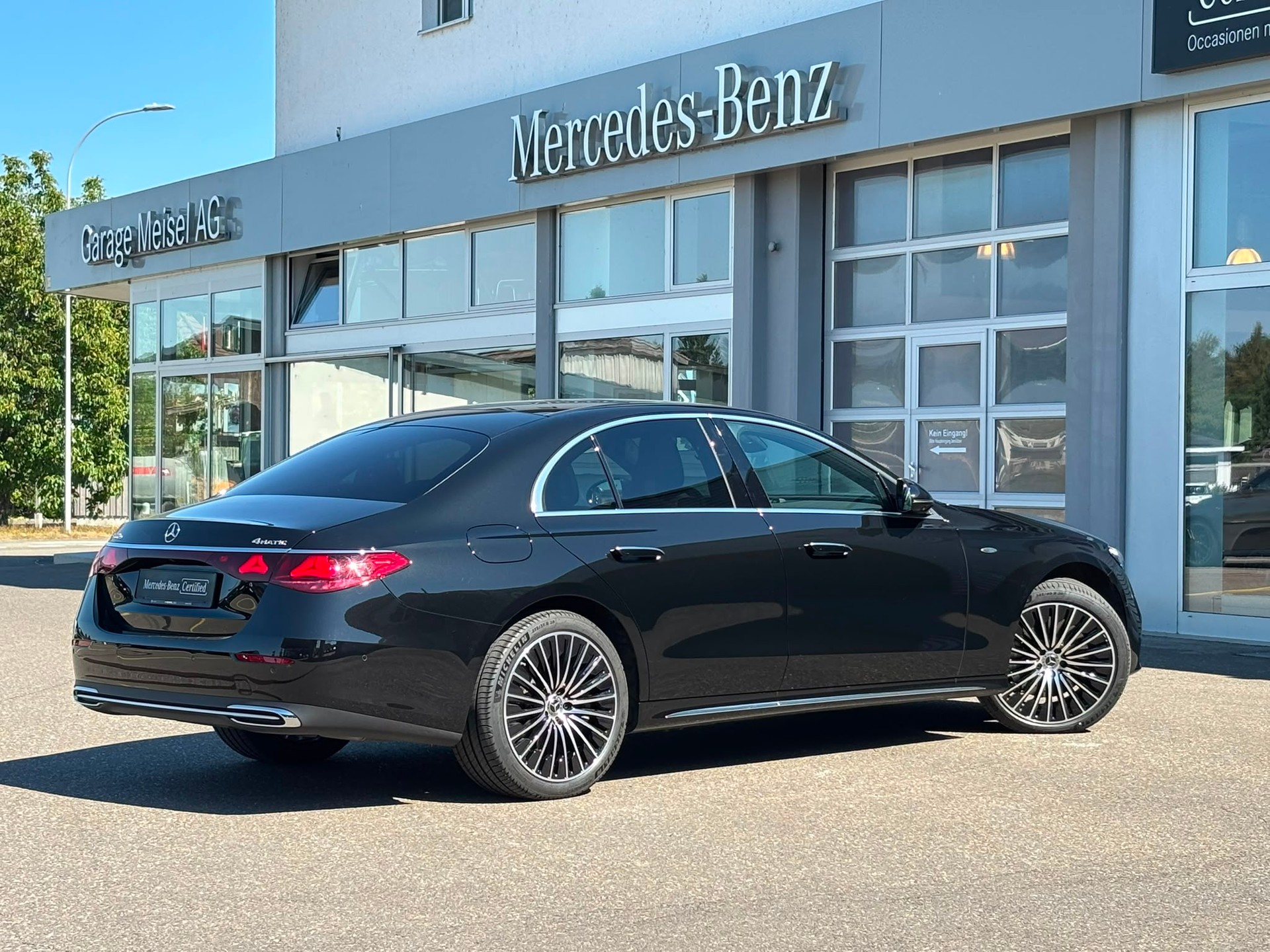 MERCEDES-BENZ E 300 e Exclusive 4Matic-image-2