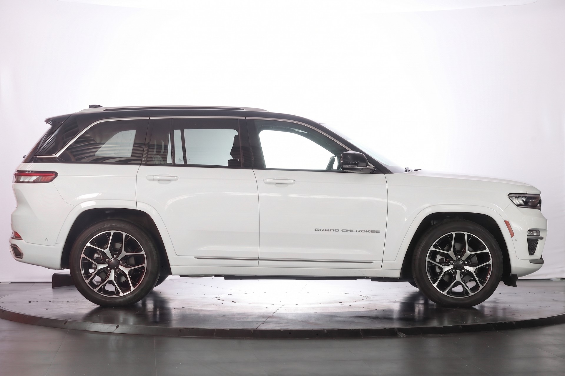 JEEP Grand Cherokee 2.0 Plug-in-Hybrid Summit Reserve 4xe-showroom-element-3