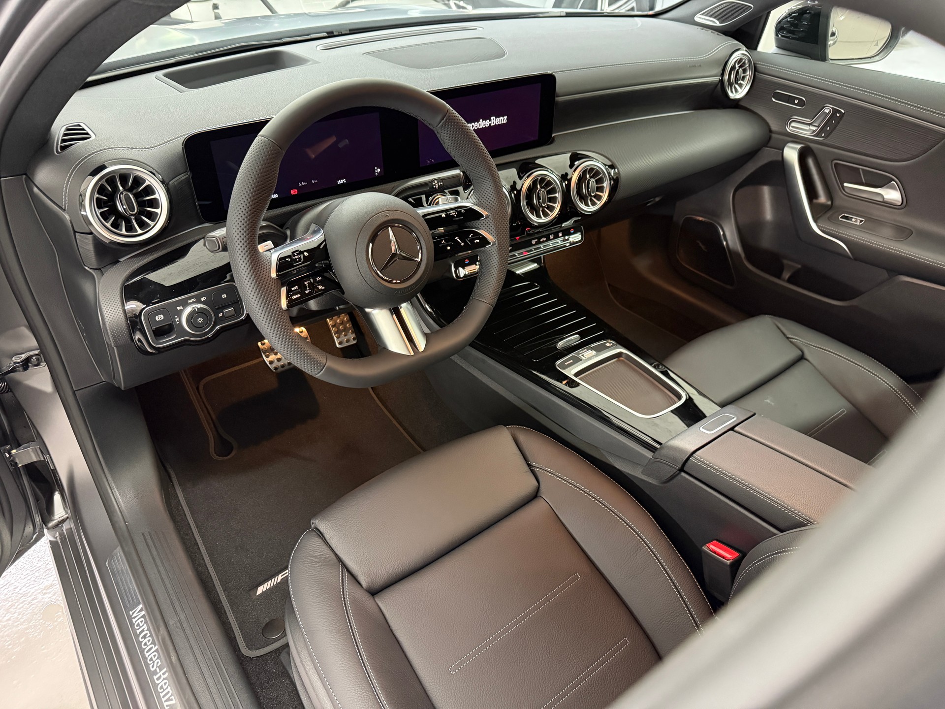 MERCEDES-BENZ A 250 4MATIC Kompaktlimousine-image-6