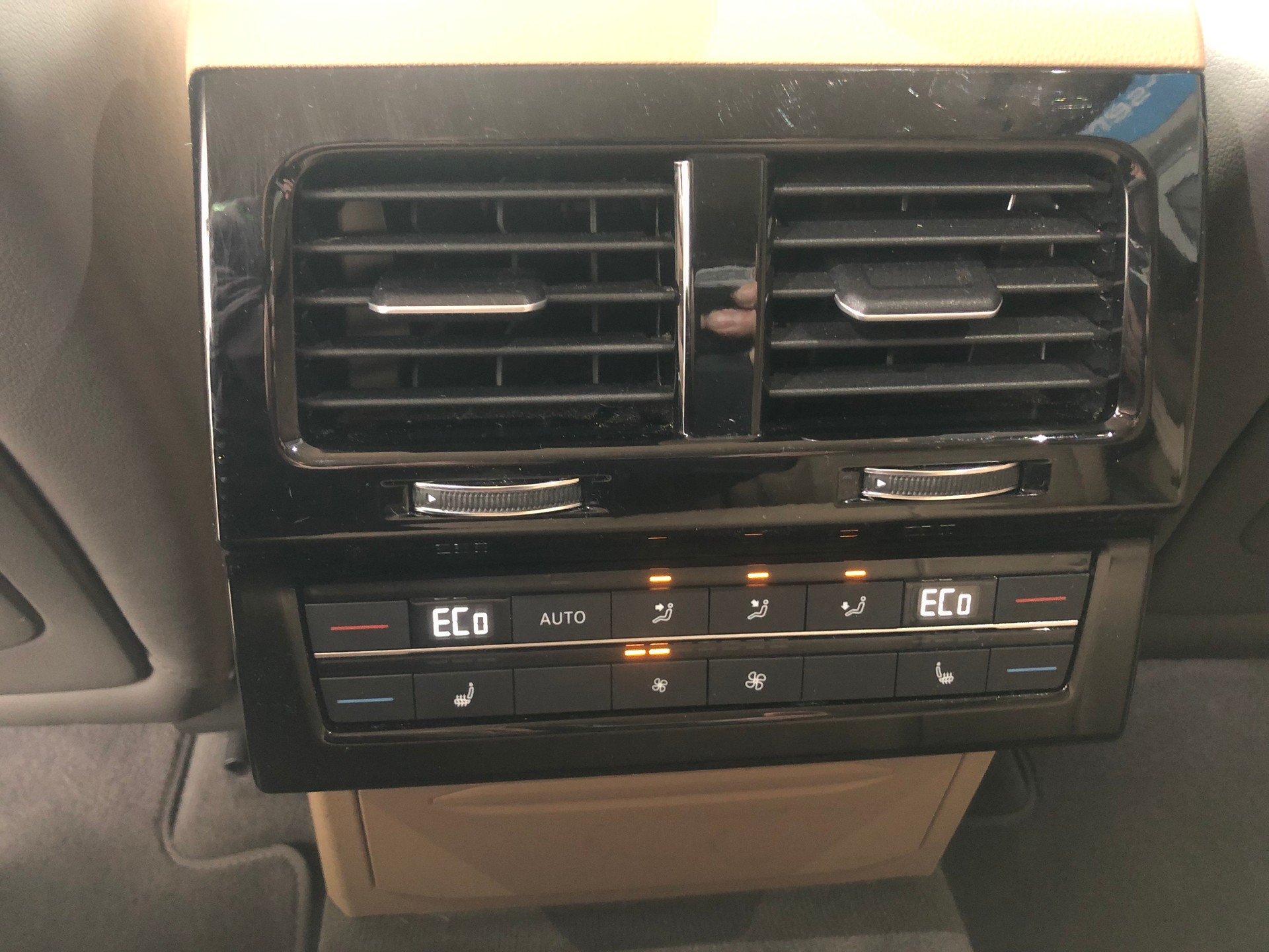 VW Touareg 4.0 V8 TDI R-Line Tiptronic-image-9