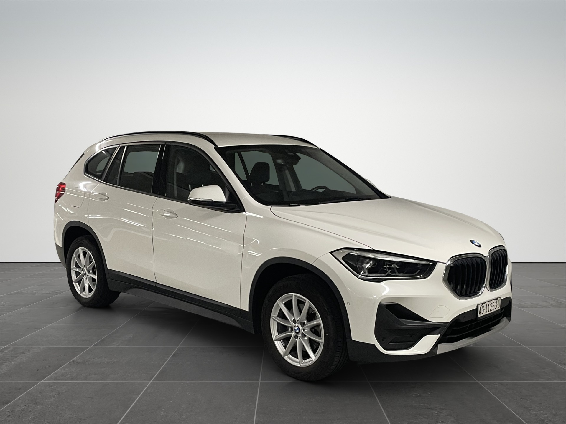 BMW X1 xDrive 18d Steptronic-showroom-element-1