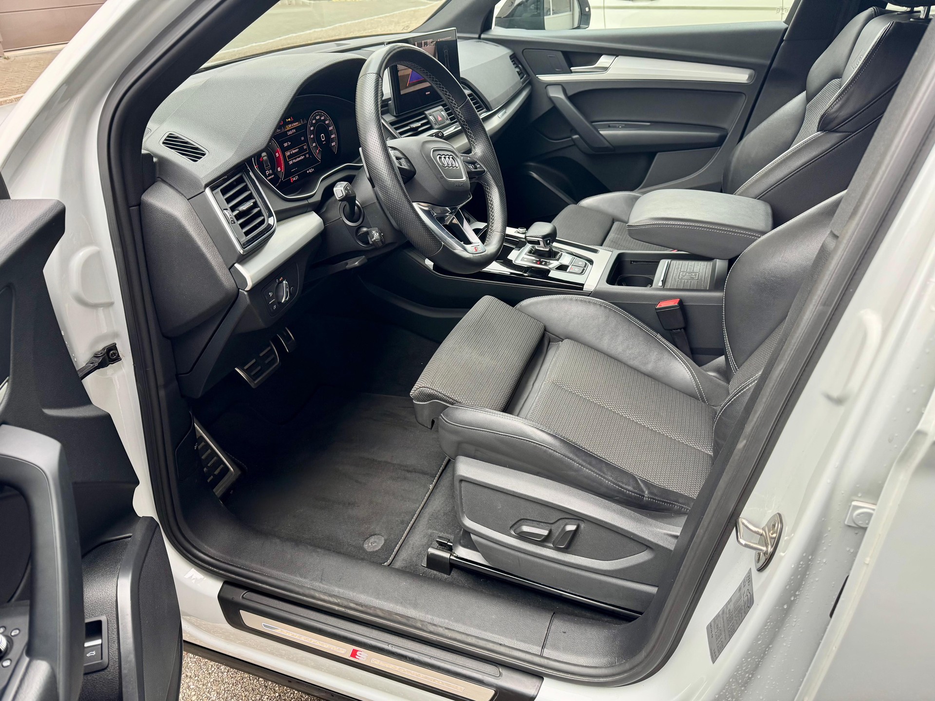 AUDI Q5 Sportback 40 TDI S line quattro S-tronic-image-7