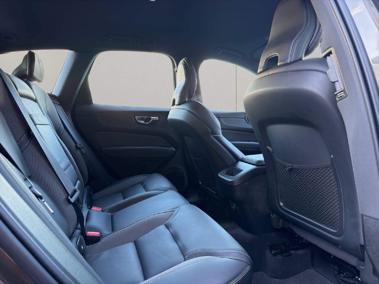 VOLVO XC60 2.0 B5 MH R-Design AWD-image-13