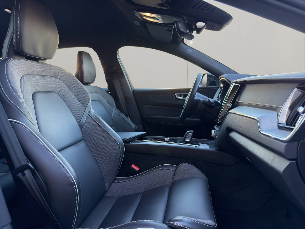 VOLVO XC60 2.0 B5 MH R-Design AWD-image-11