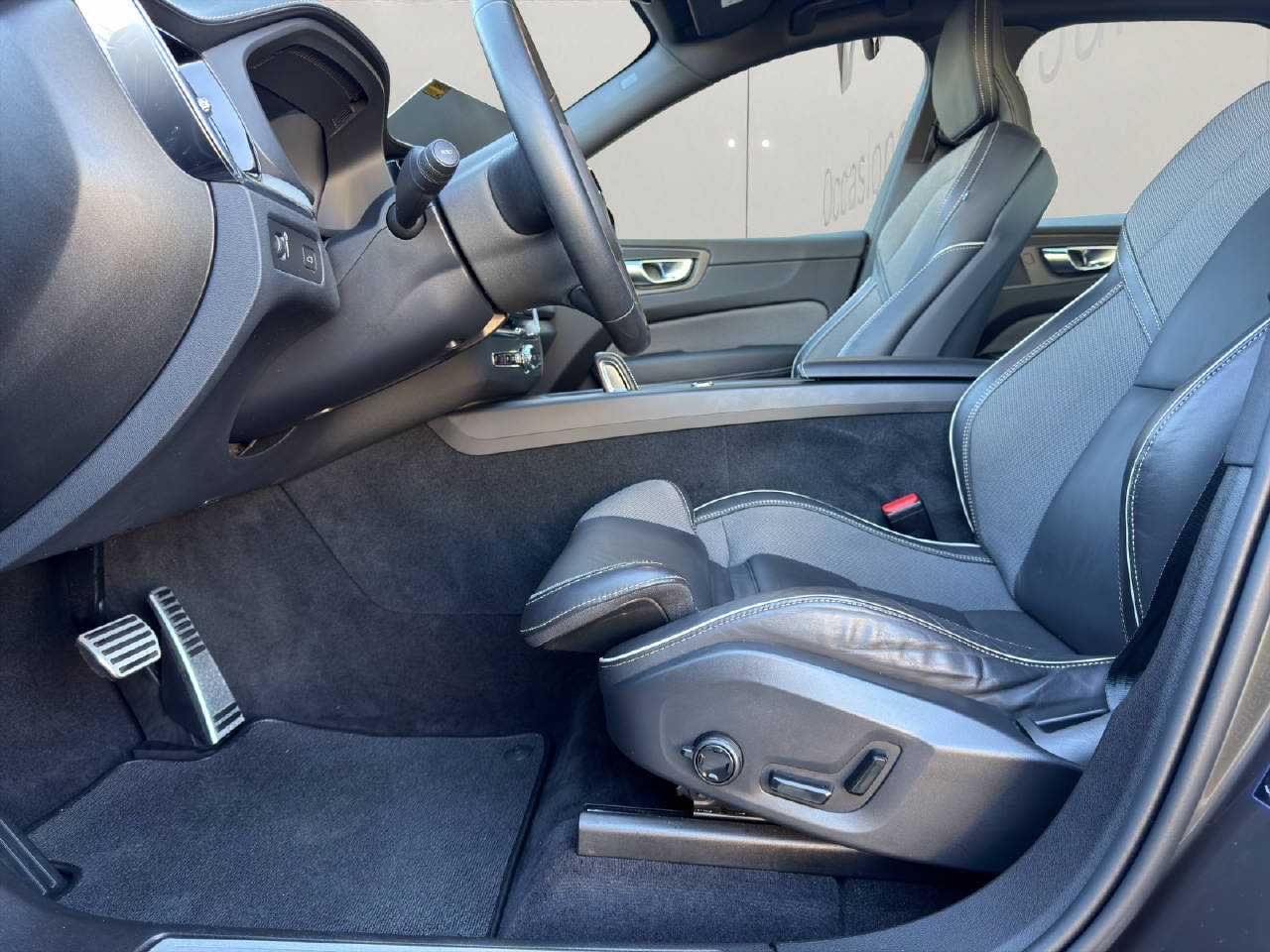 VOLVO XC60 2.0 B5 MH R-Design AWD-image-10
