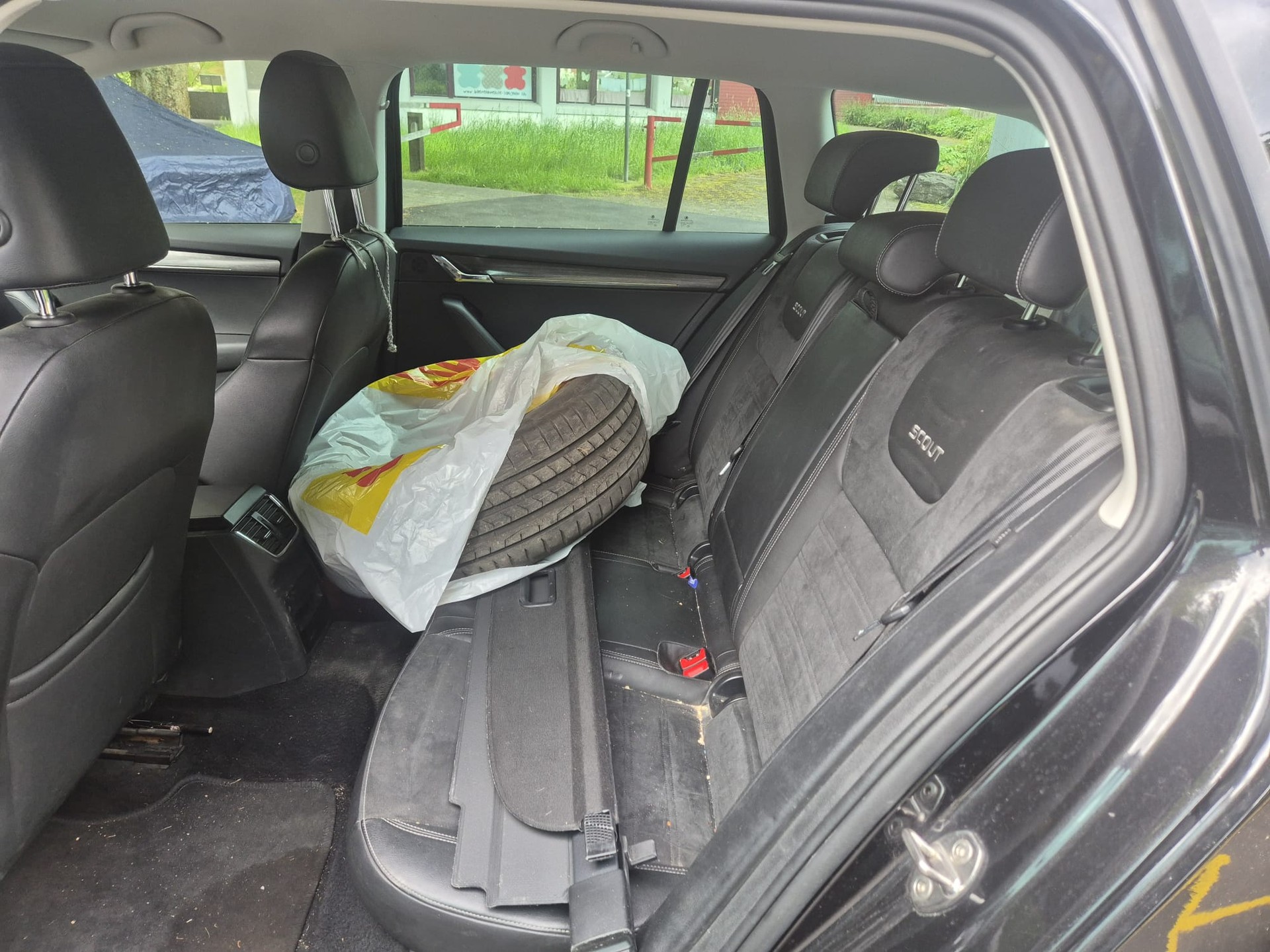 SKODA Octavia Combi 2.0 TDI Scout 4x4 DSG-image-11