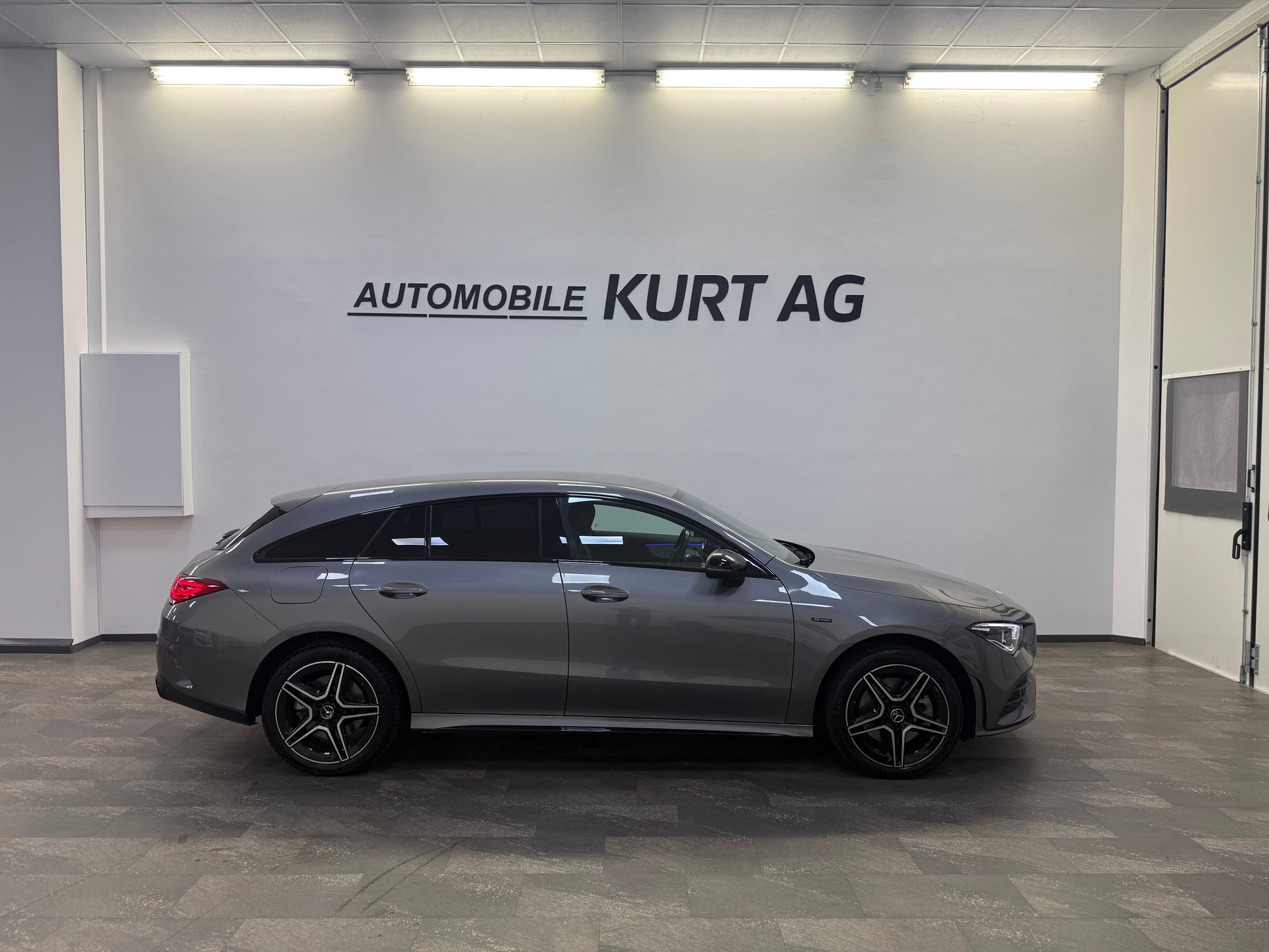 MERCEDES-BENZ CLA Shooting Brake 250 e 8G-DCT AMG Line-image-11