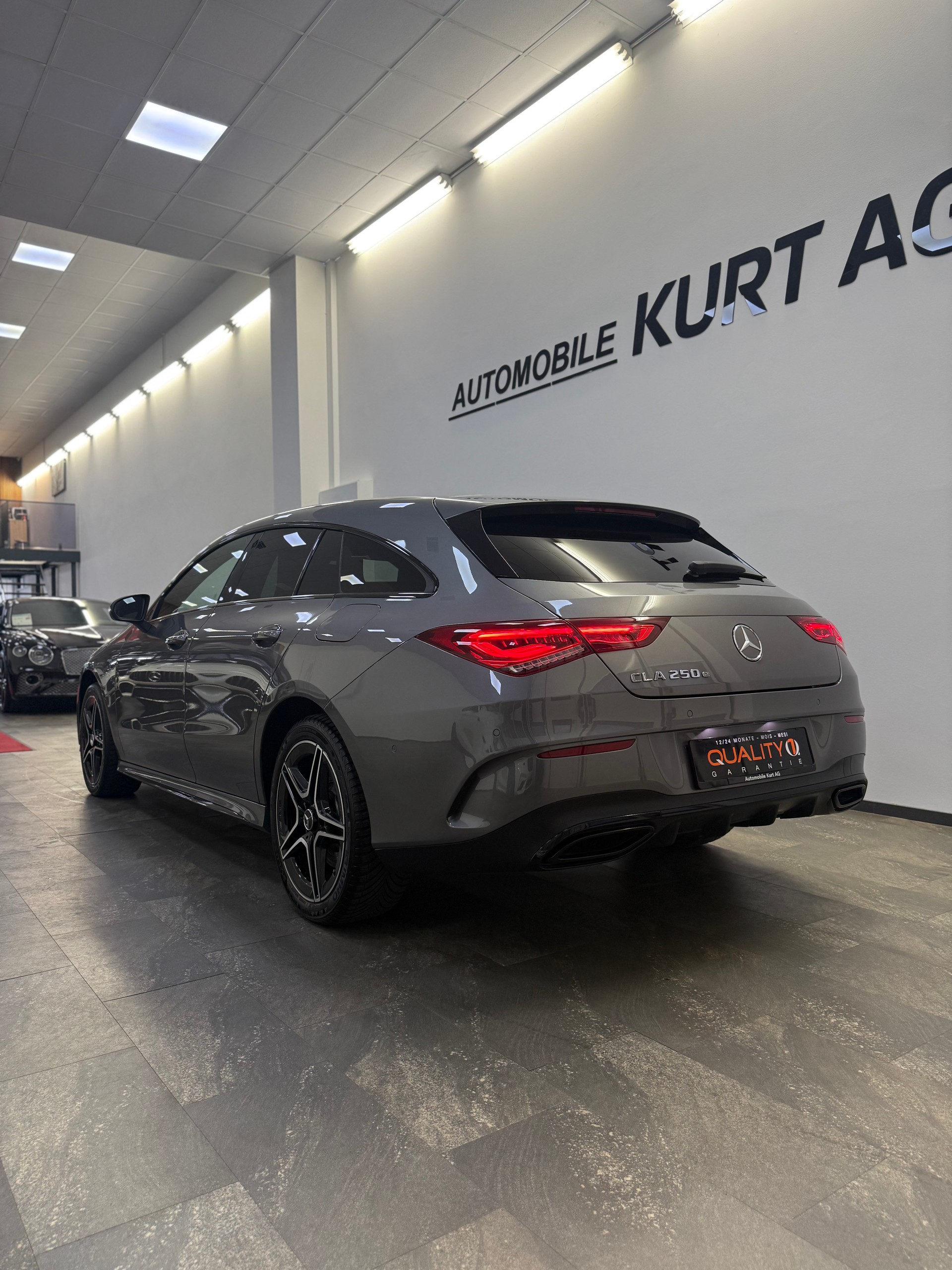 MERCEDES-BENZ CLA Shooting Brake 250 e 8G-DCT AMG Line-image-4