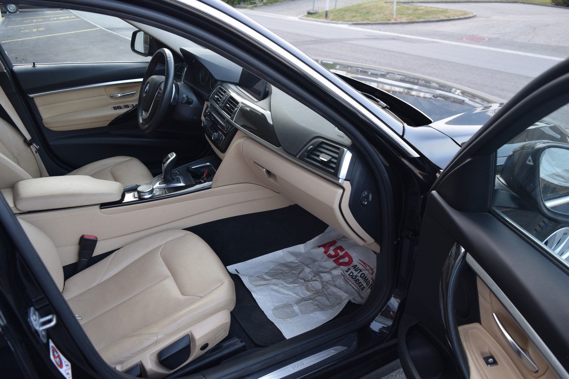 BMW 330i xDrive Luxury Line Steptronic-image-9