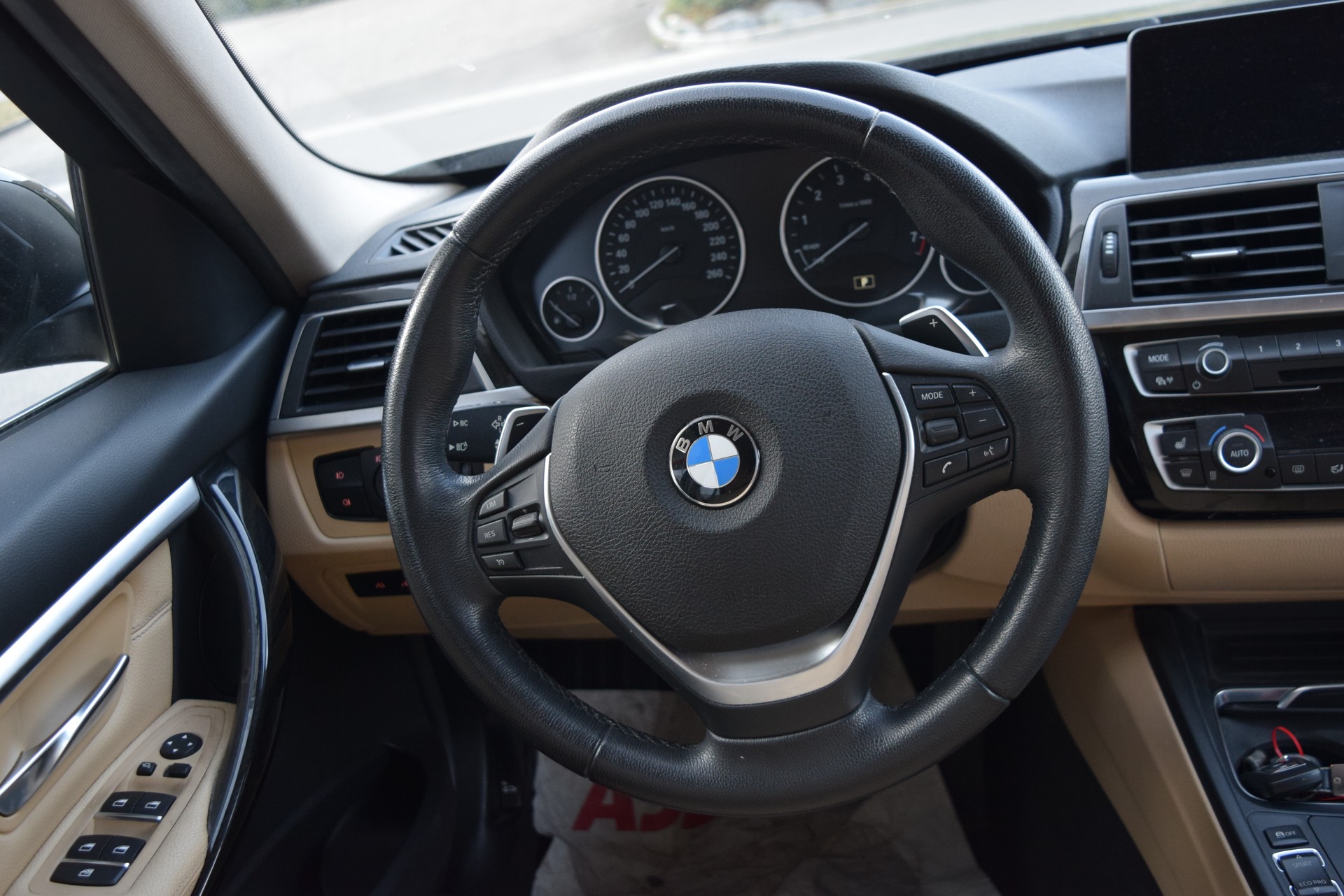 BMW 330i xDrive Luxury Line Steptronic-image-13