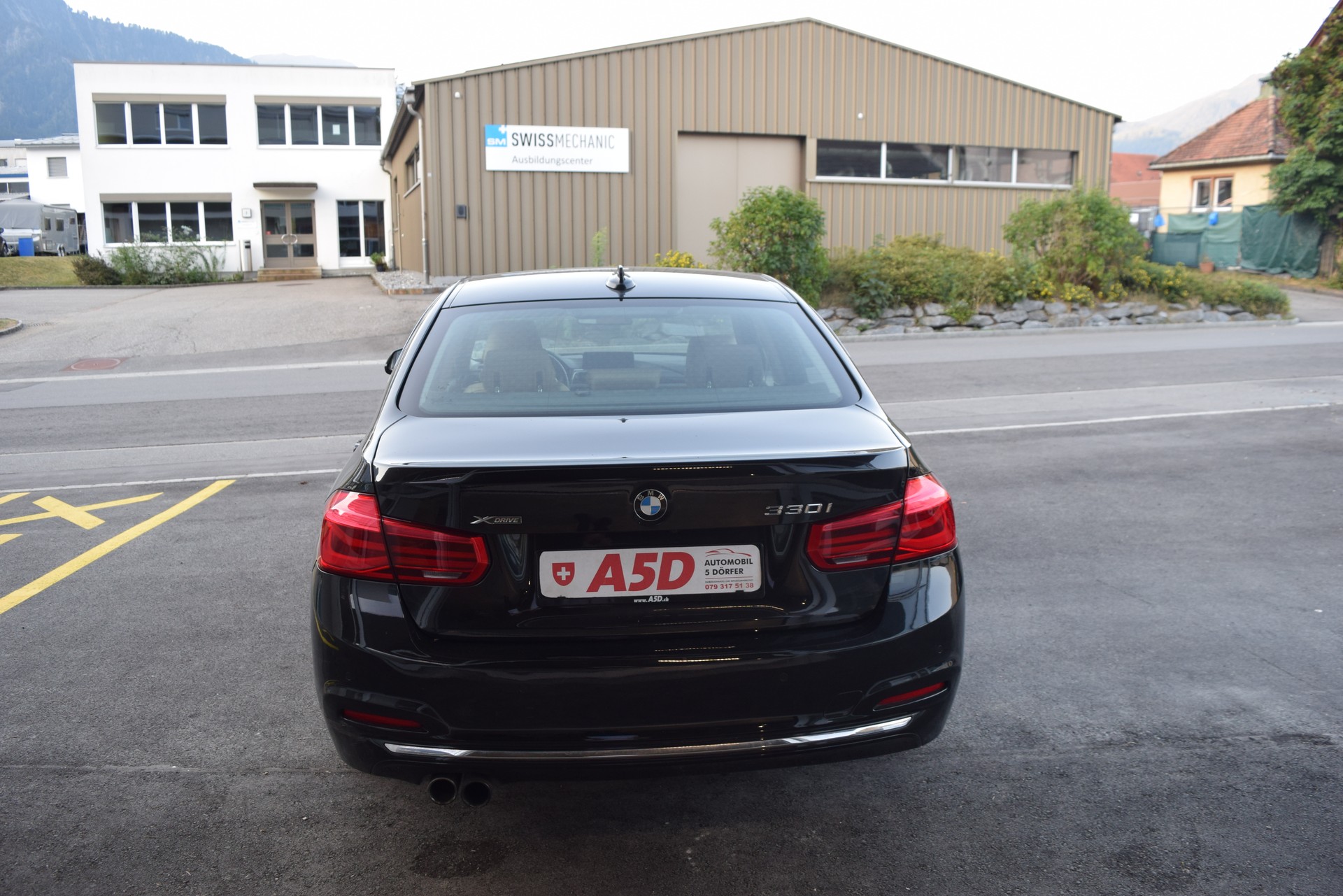 BMW 330i xDrive Luxury Line Steptronic-image-5