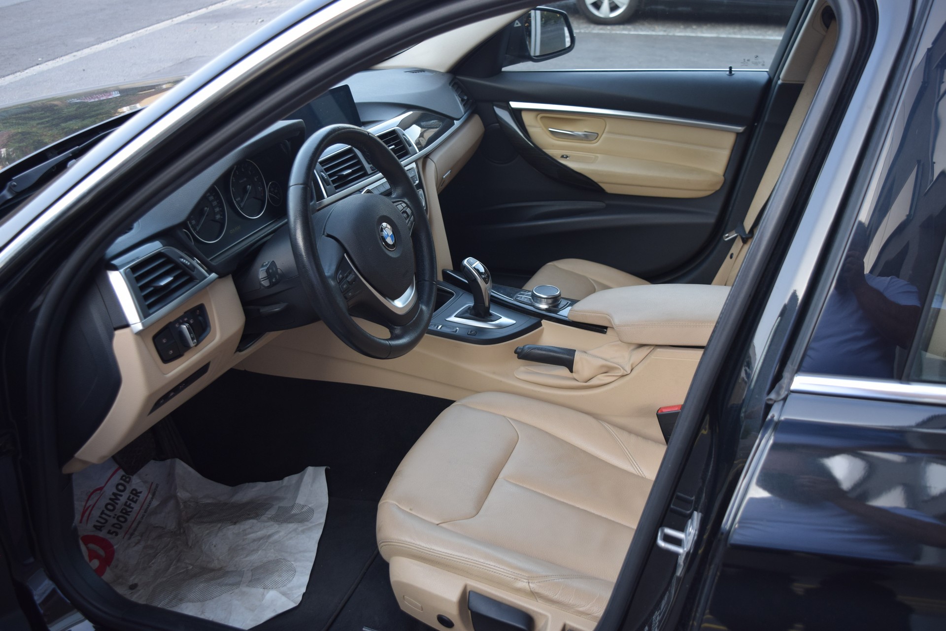 BMW 330i xDrive Luxury Line Steptronic-image-15