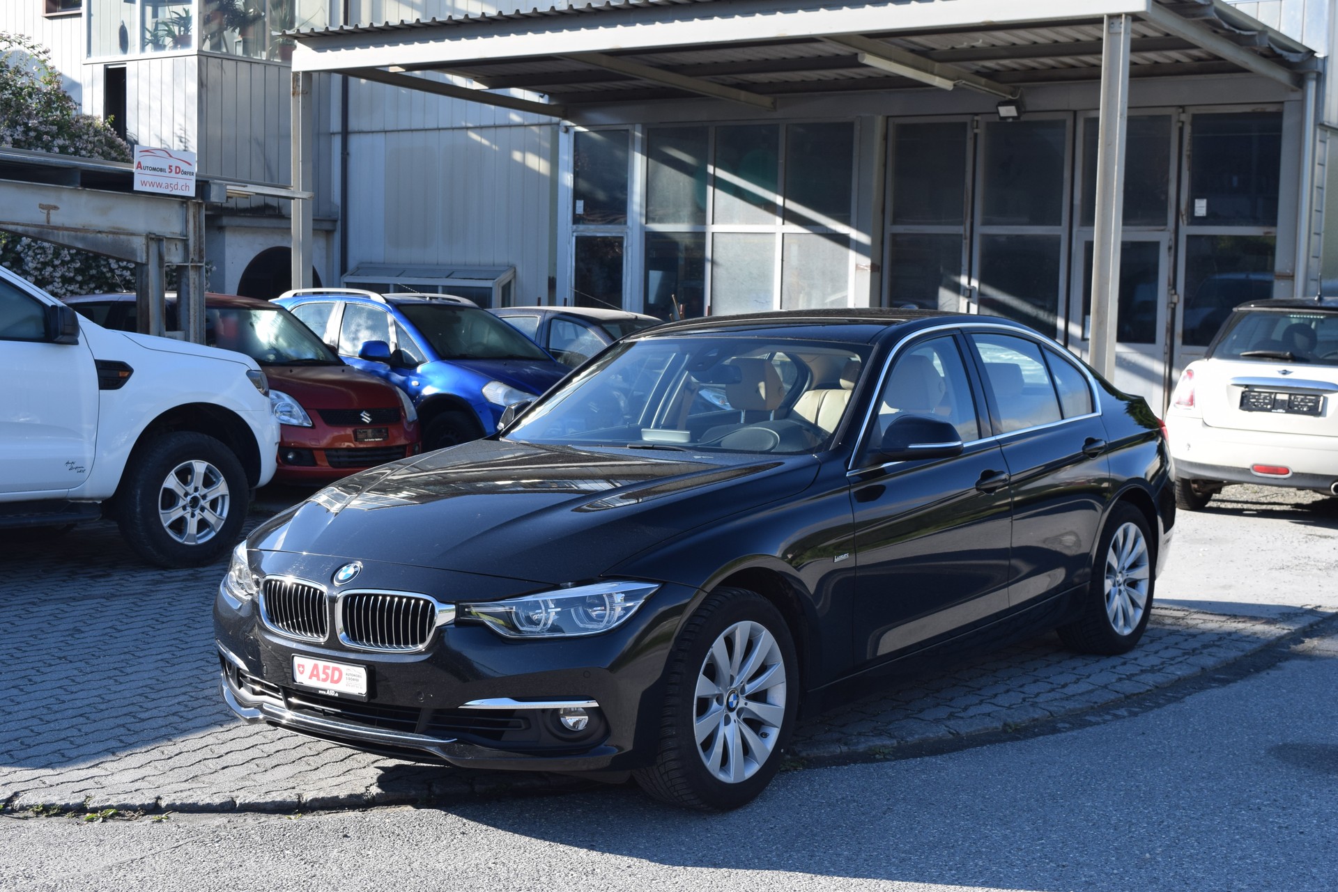 BMW 330i xDrive Luxury Line Steptronic-image-2