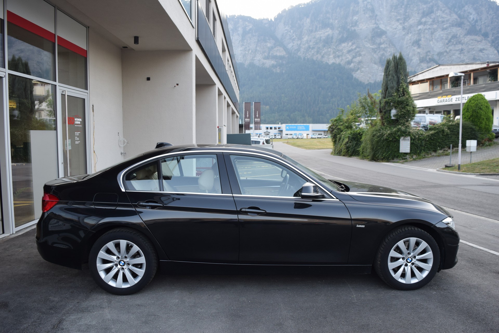 BMW 330i xDrive Luxury Line Steptronic-image-8