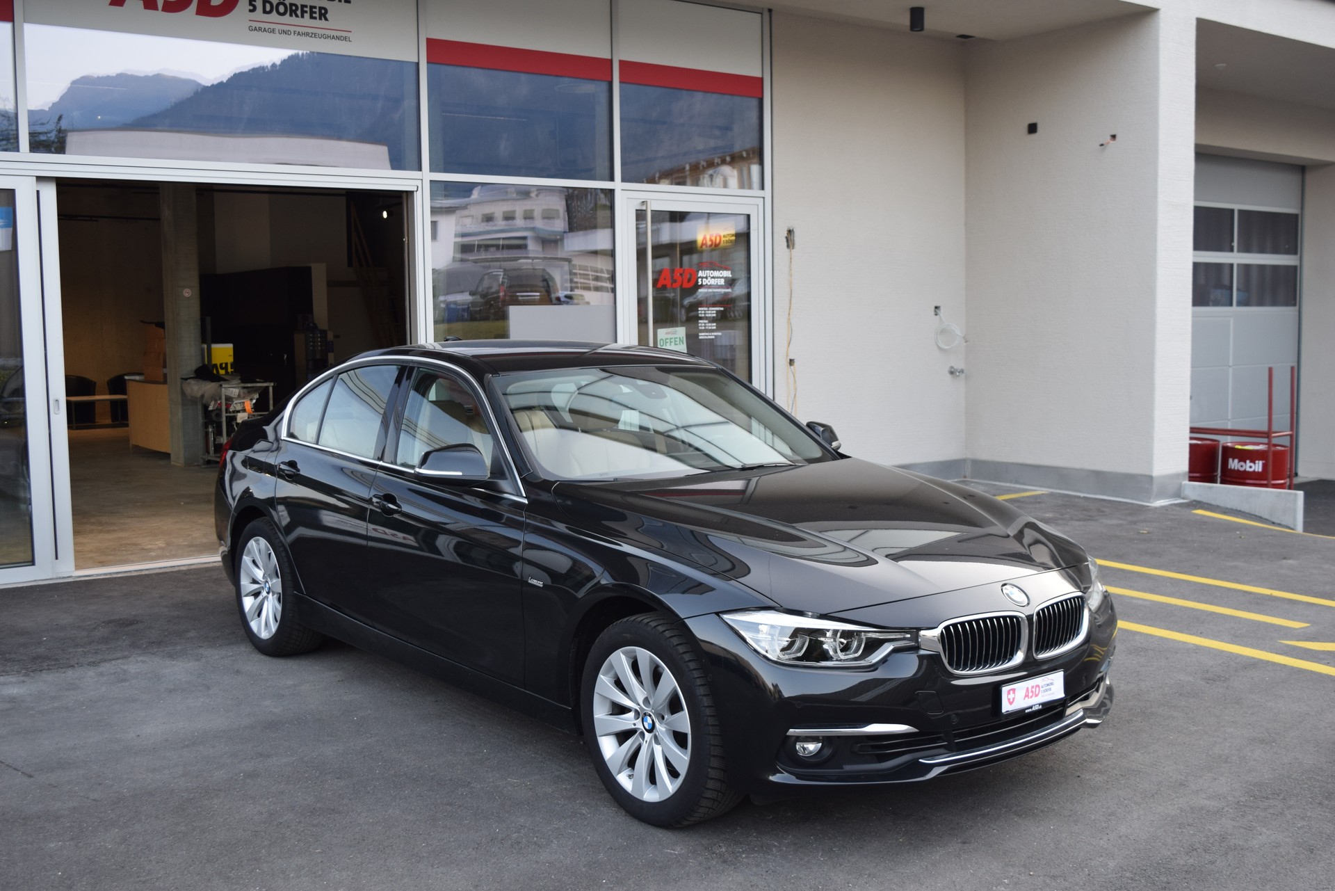 BMW 330i xDrive Luxury Line Steptronic-showroom-element-2