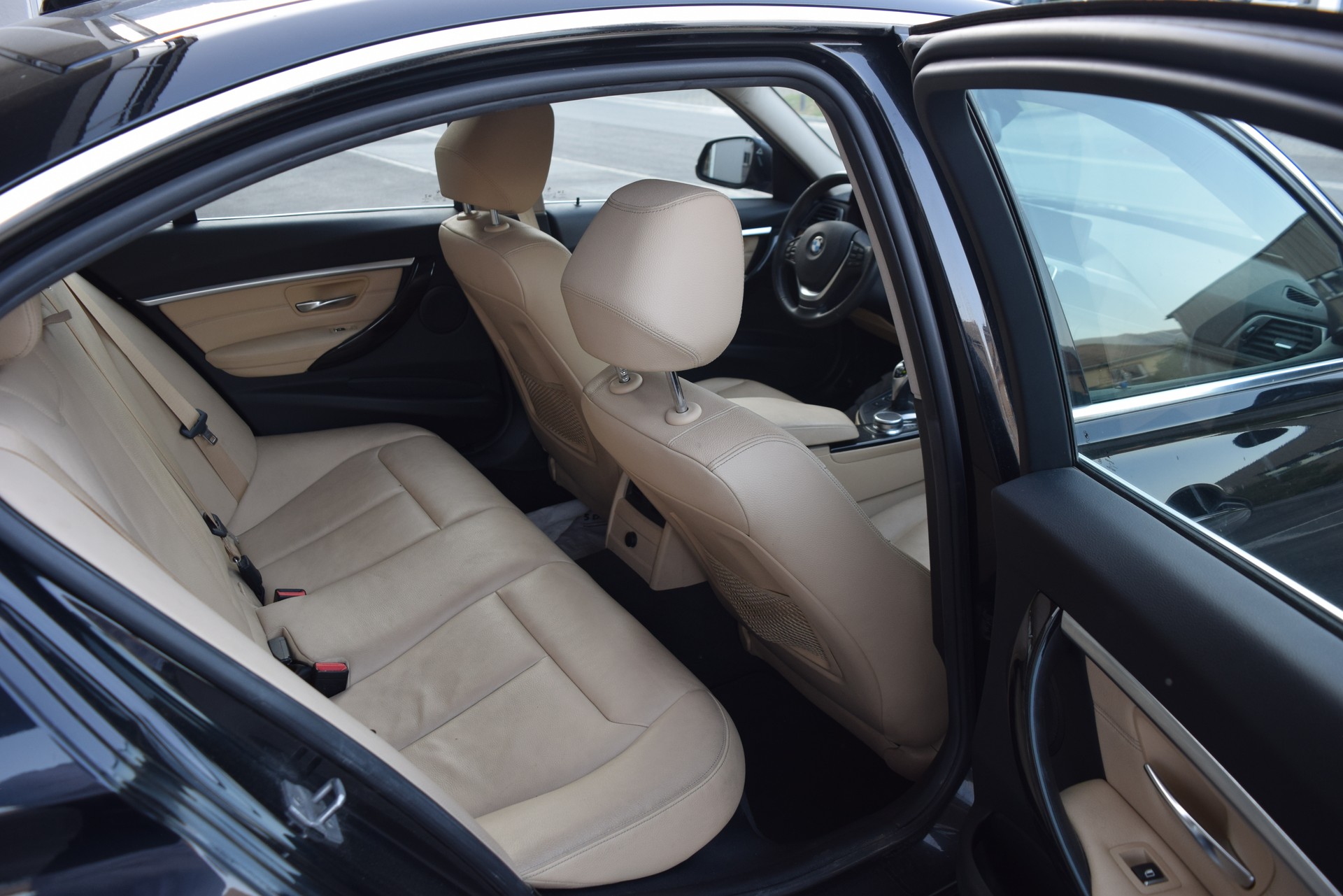 BMW 330i xDrive Luxury Line Steptronic-image-10