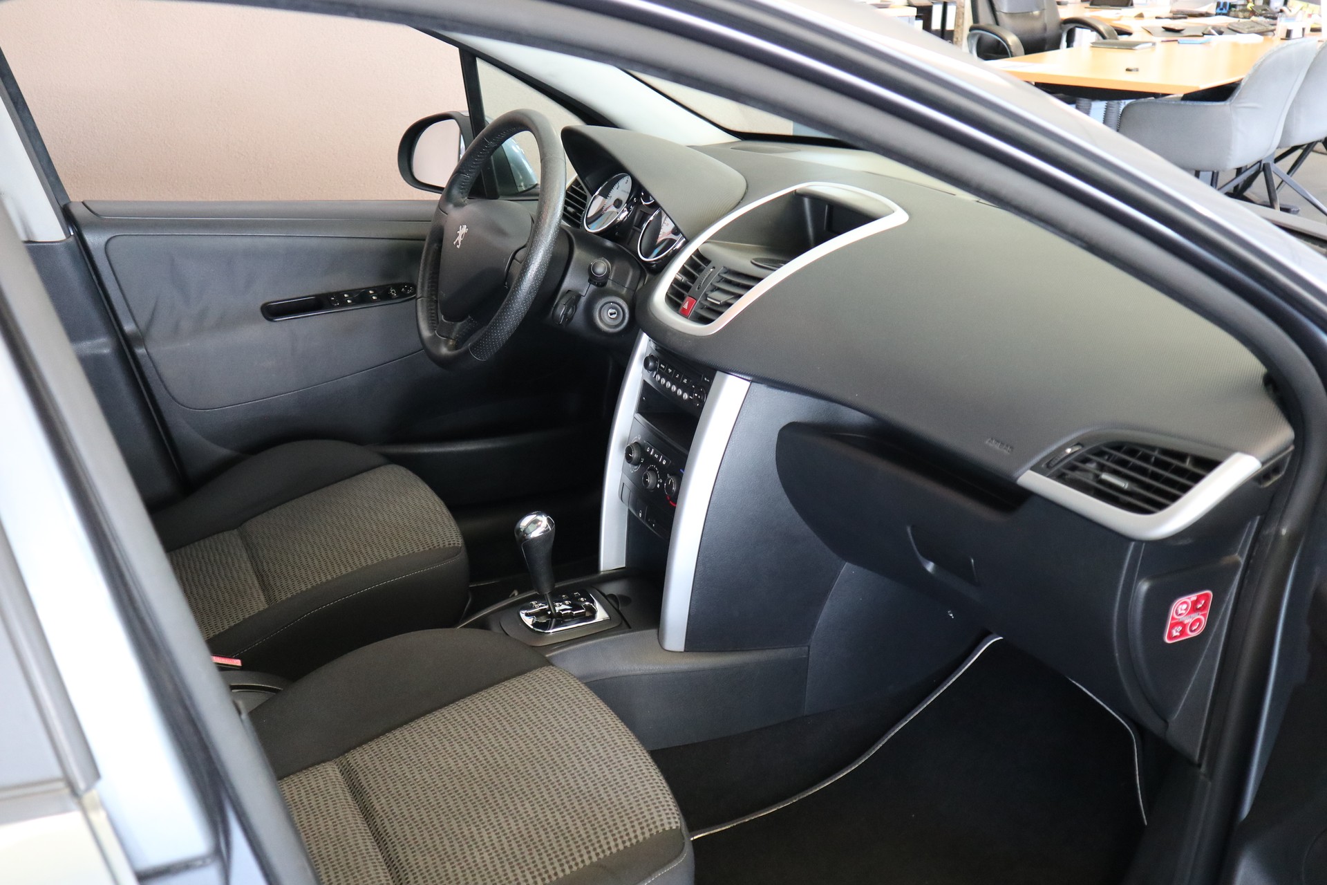 PEUGEOT 207 SW 1.6 16V LionEdition-image-7