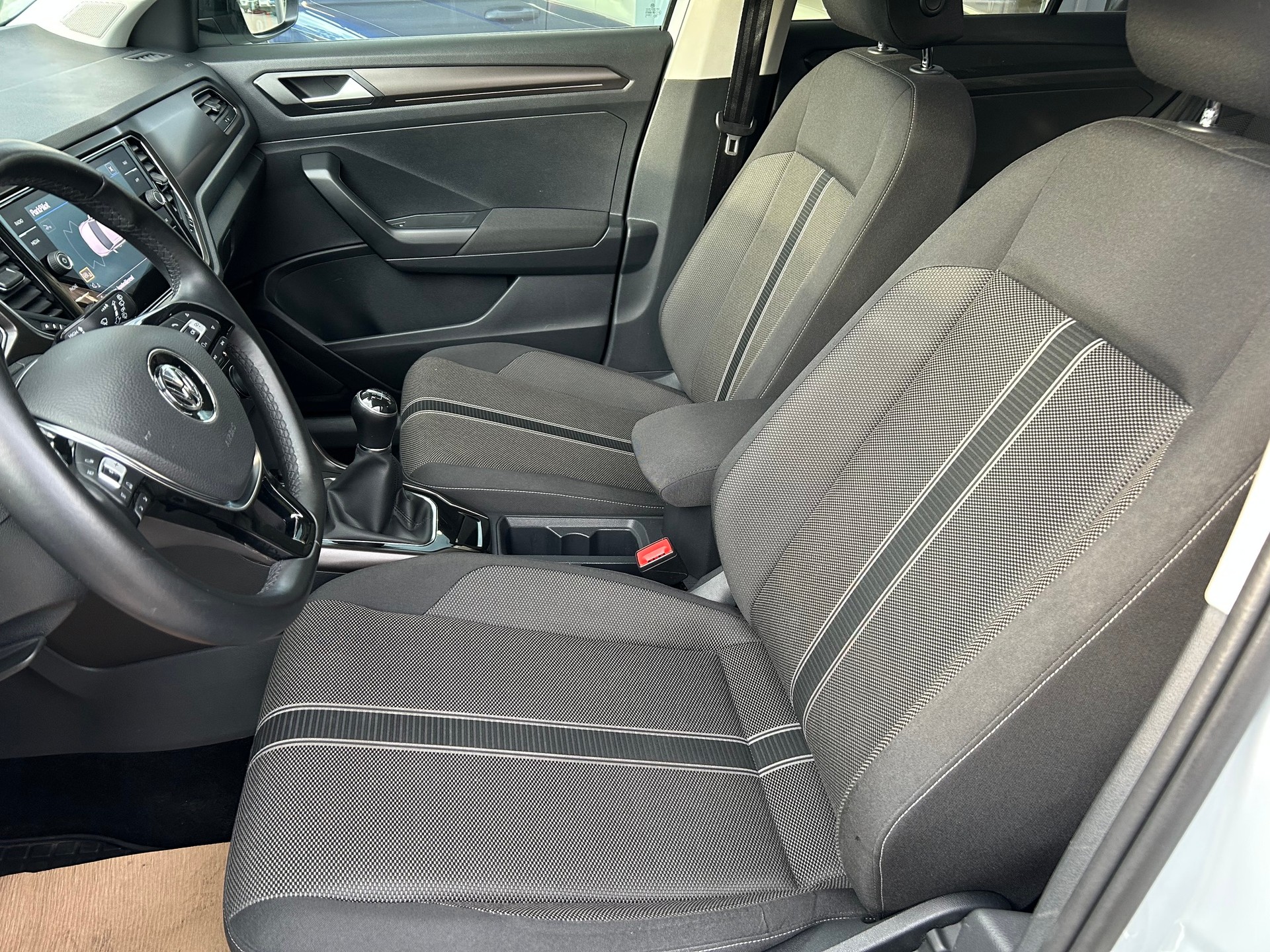 VW T-Roc 1.0 TSI Advance-image-8