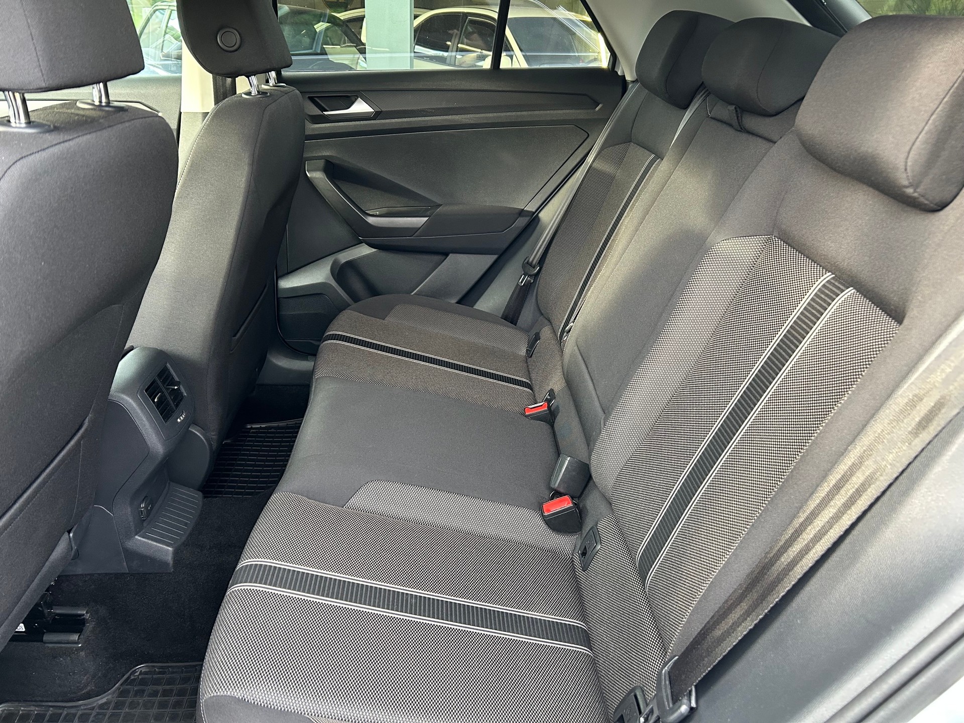 VW T-Roc 1.0 TSI Advance-image-11