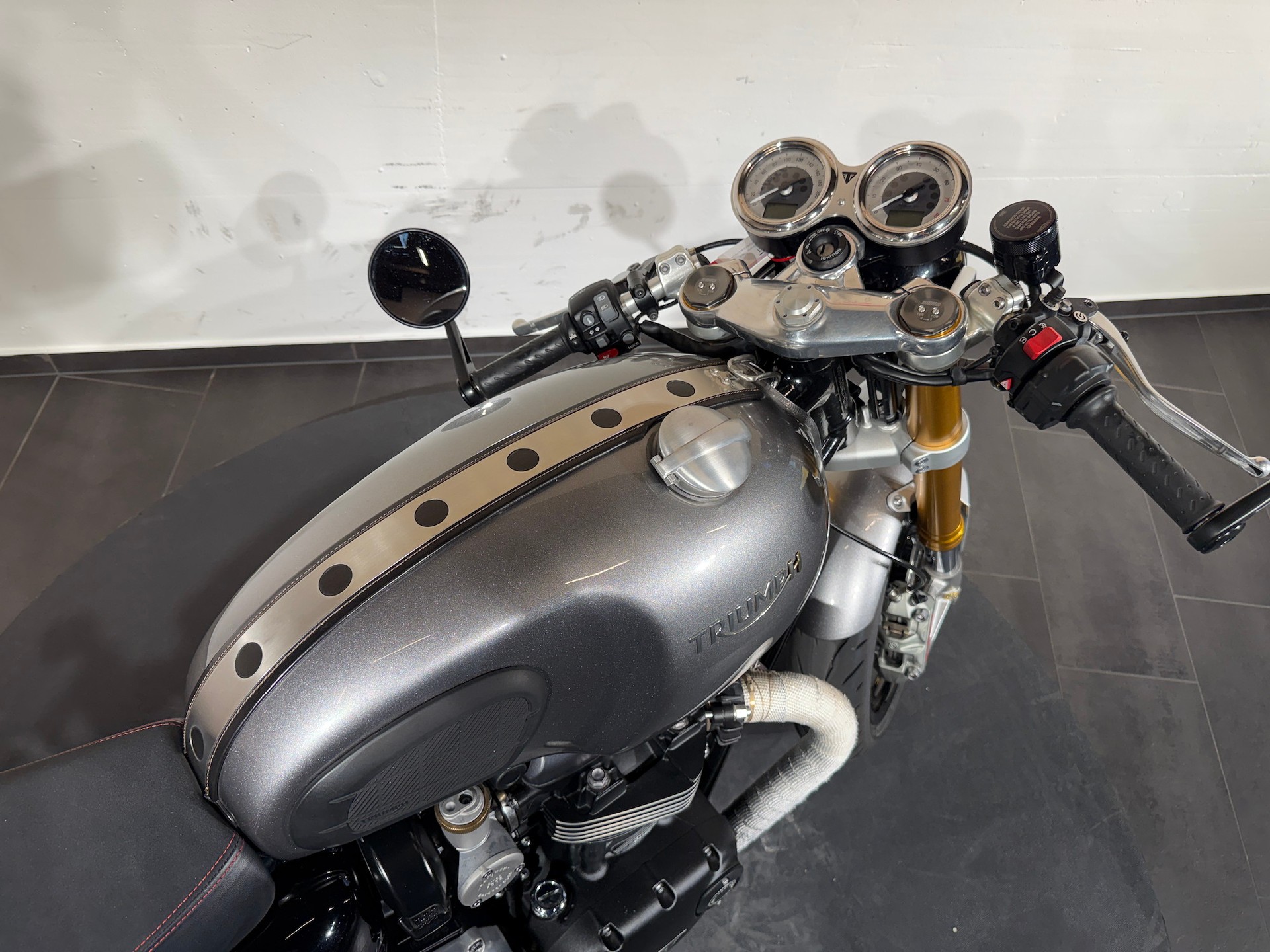 TRIUMPH Thruxton 1200 R-image-12