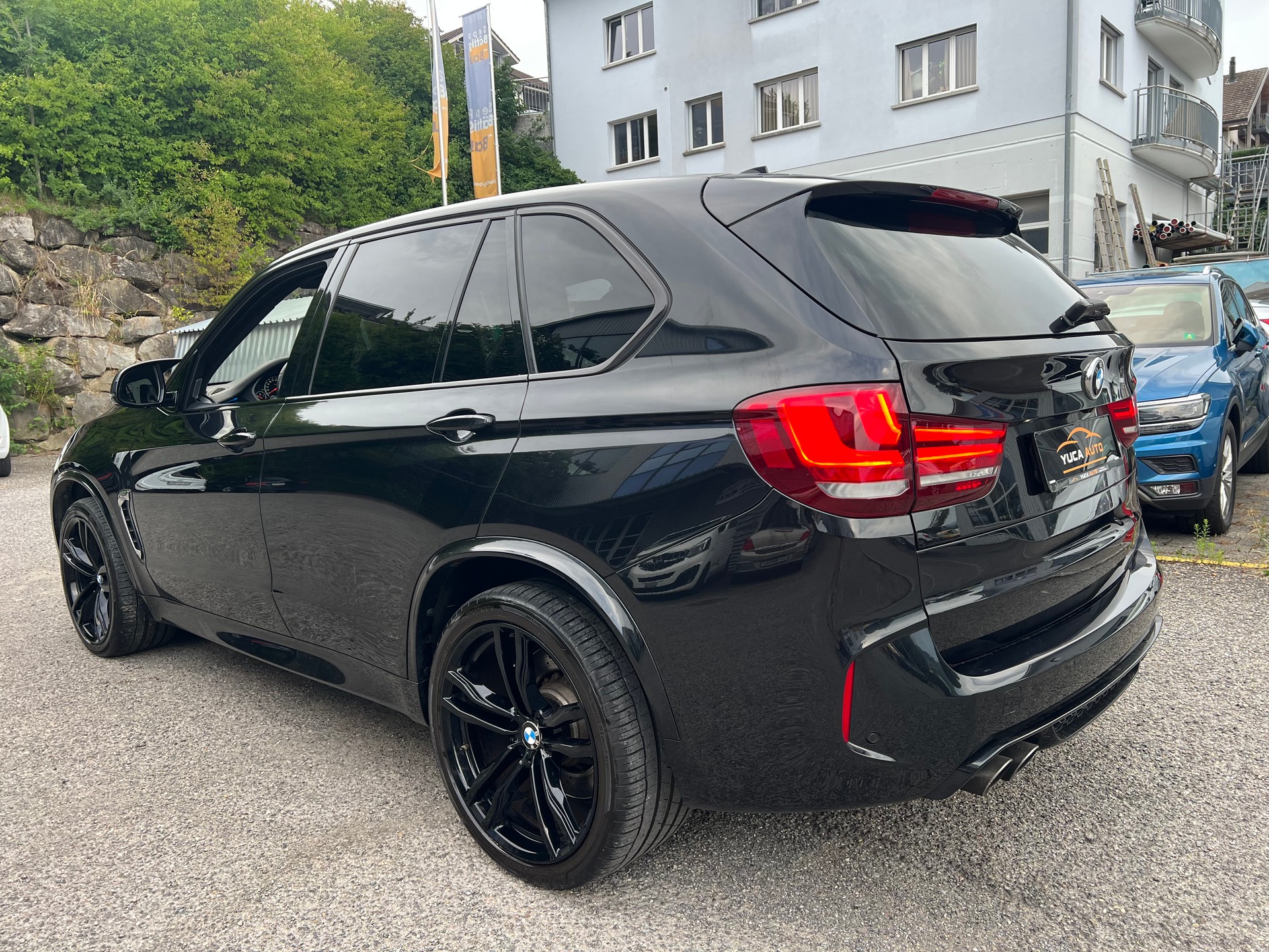 BMW X5M-showroom-element-3