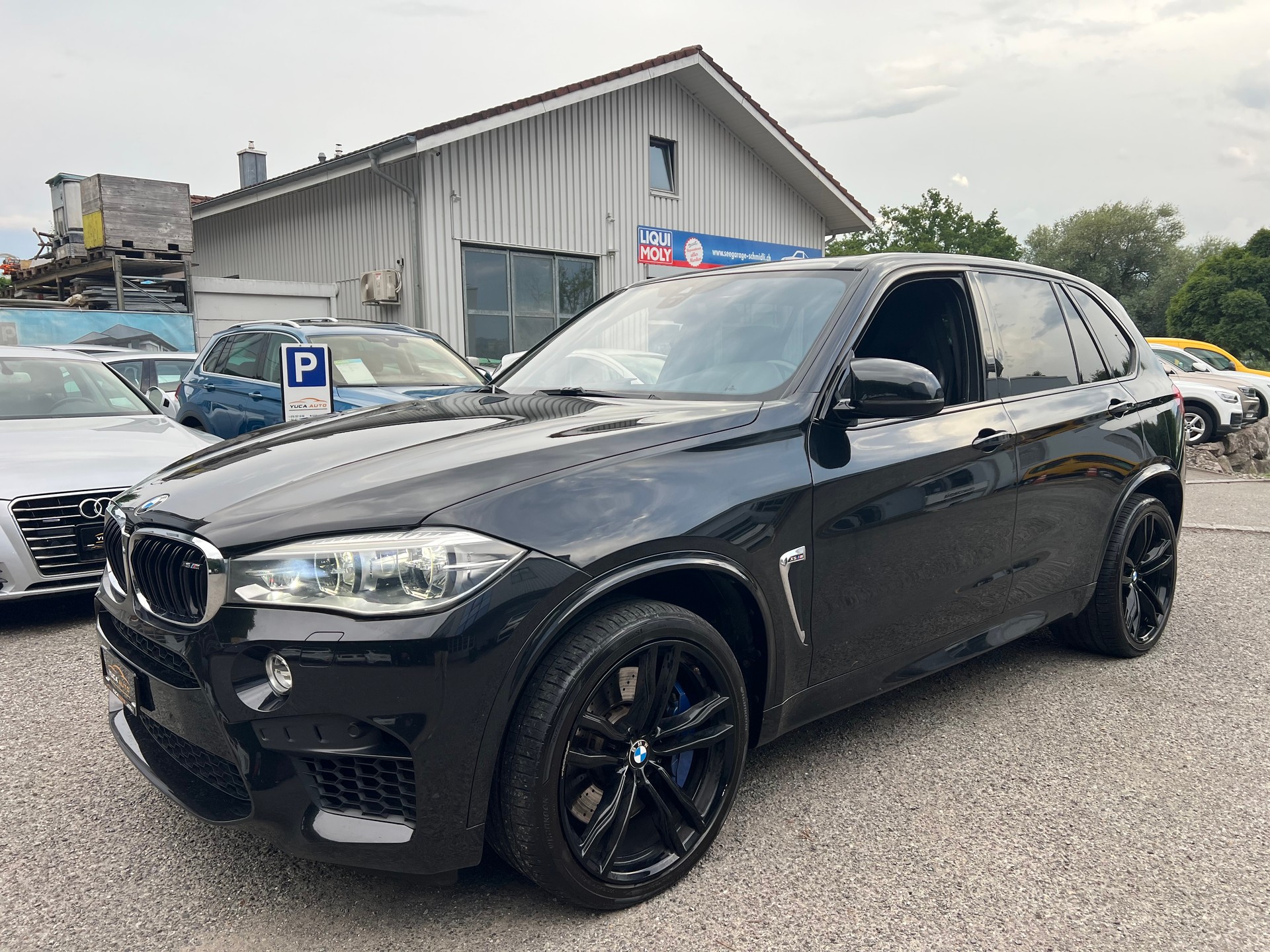 BMW X5M-showroom-element-1