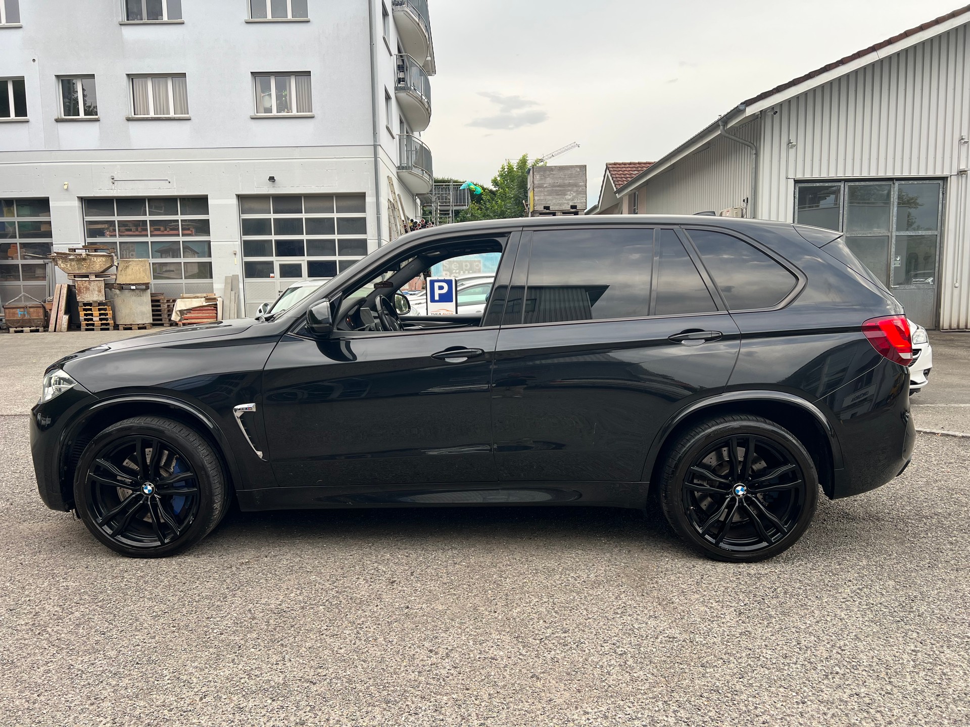 BMW X5M-showroom-element-2