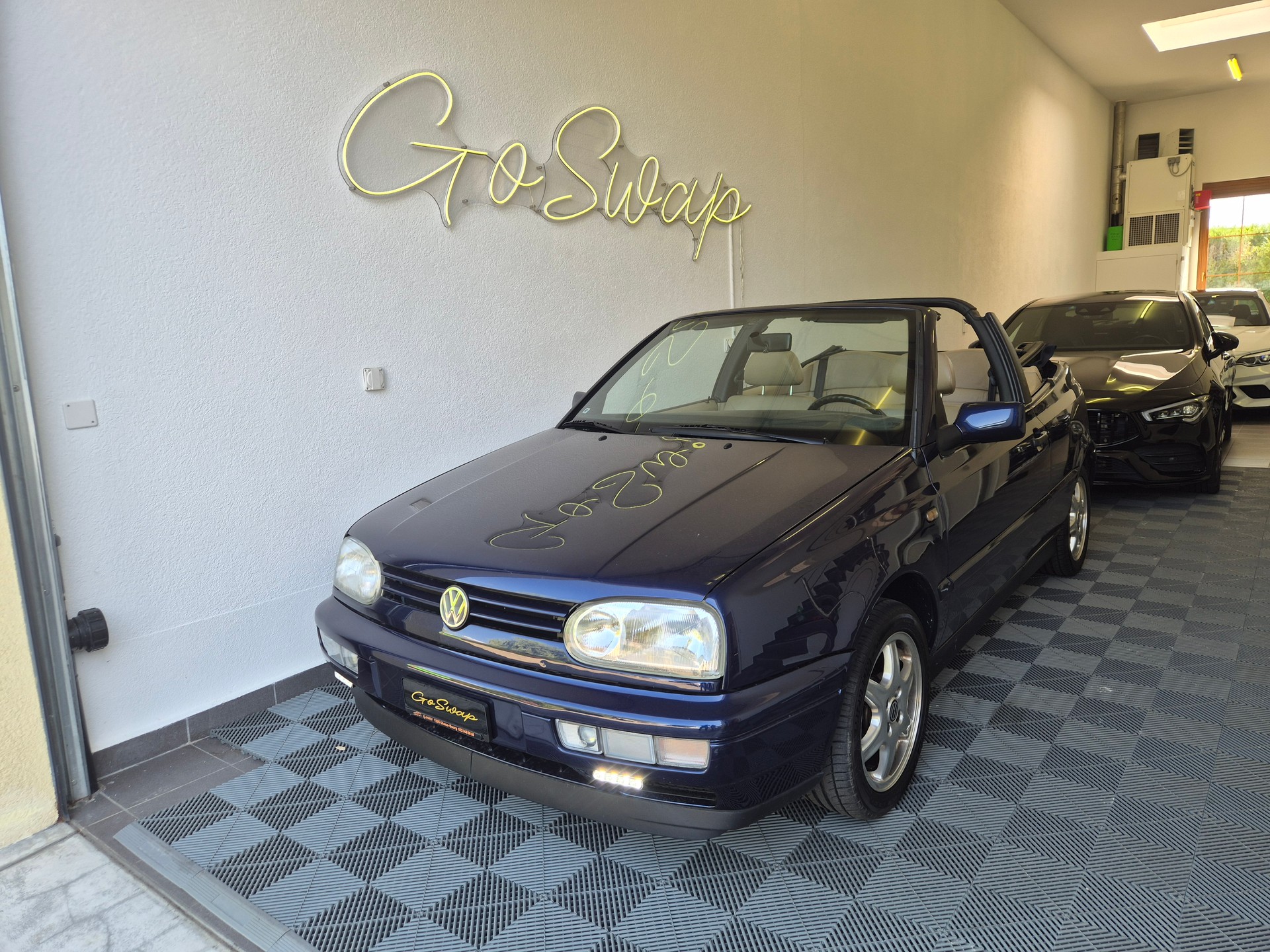 VW Golf Cabriolet 2000 Swiss Classic-showroom-element-1