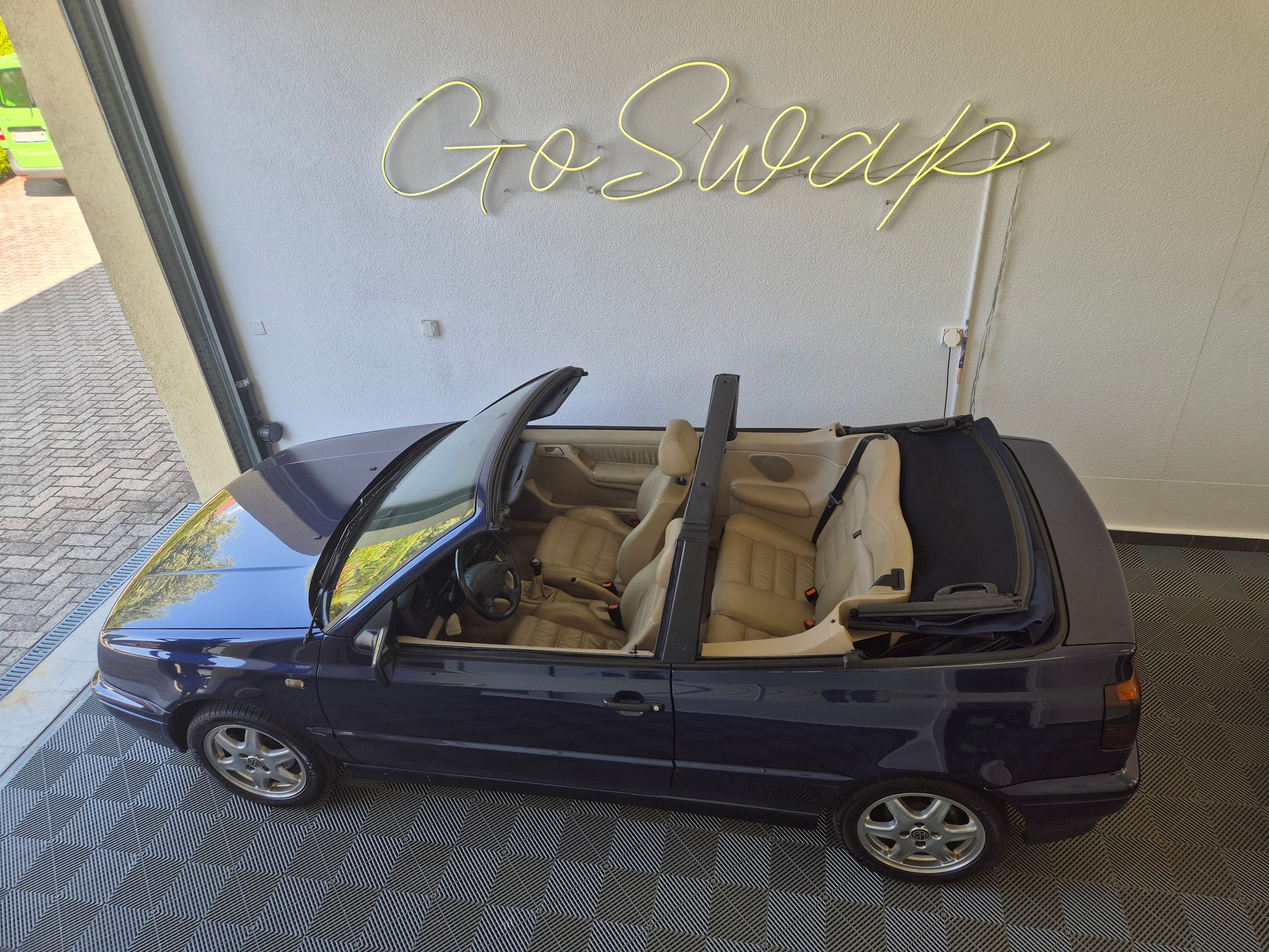 VW Golf Cabriolet 2000 Swiss Classic-showroom-element-2