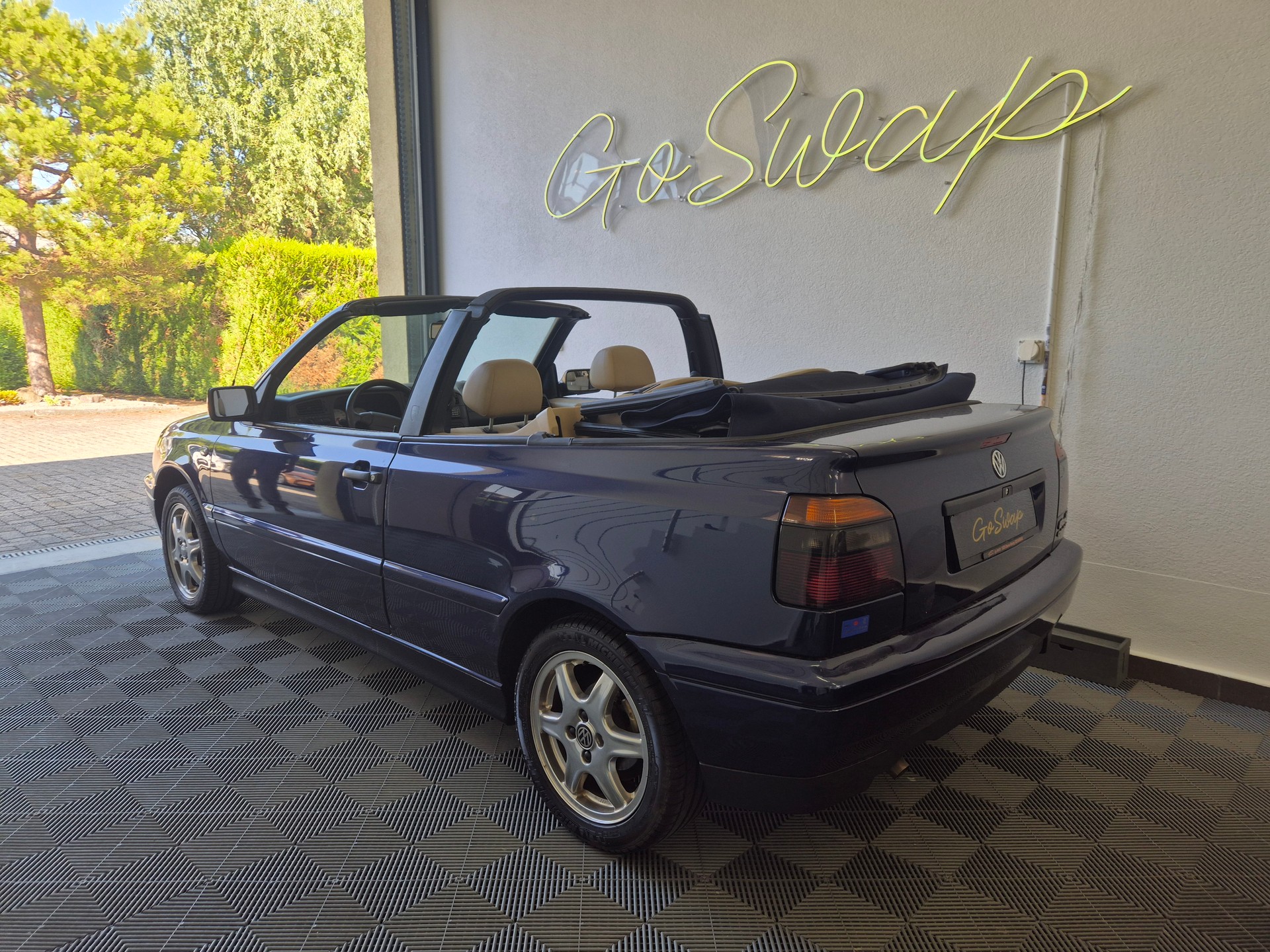 VW Golf Cabriolet 2000 Swiss Classic-showroom-element-3