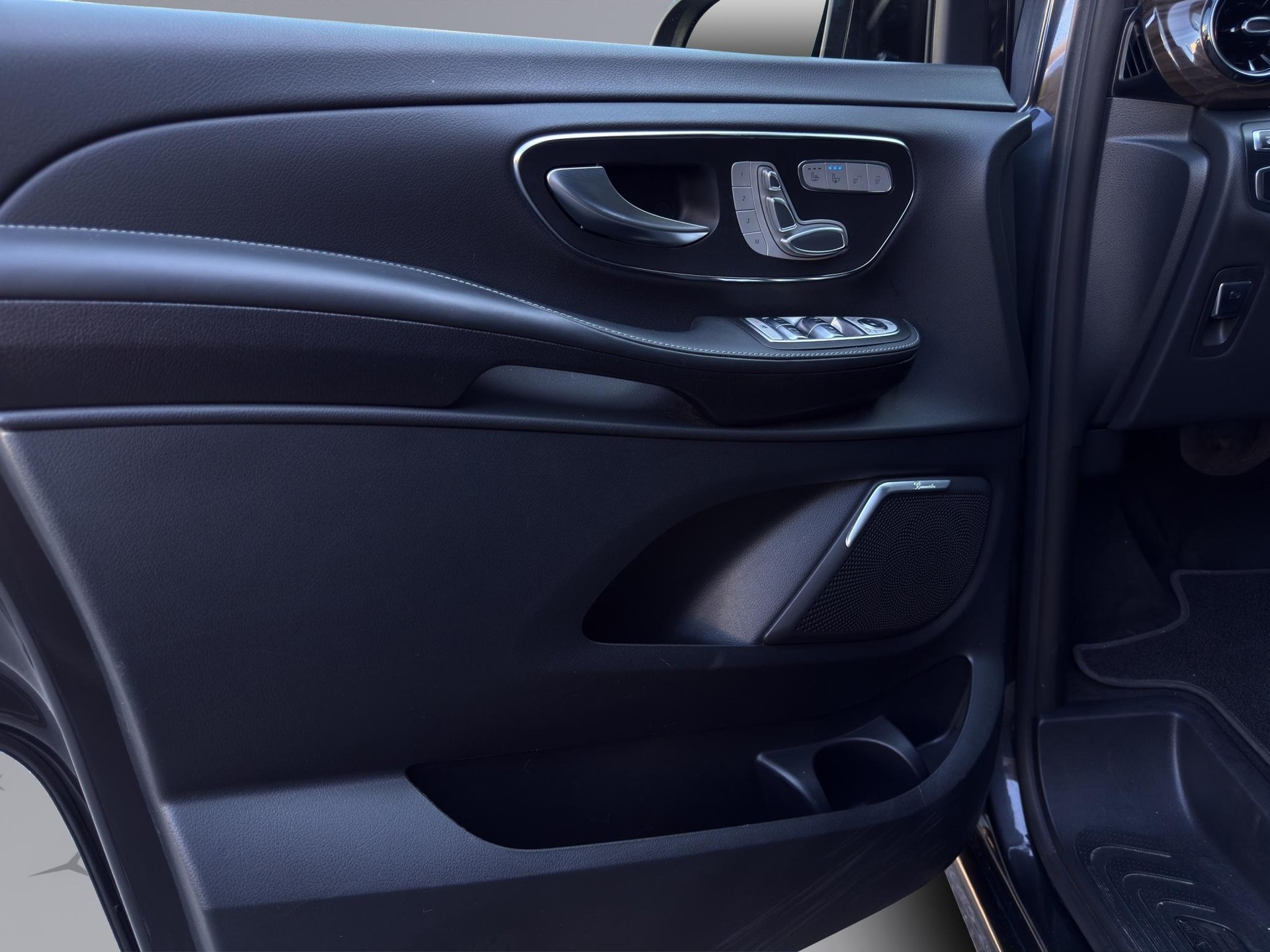 MERCEDES-BENZ V 300 d Avantgarde lang Van-image-20