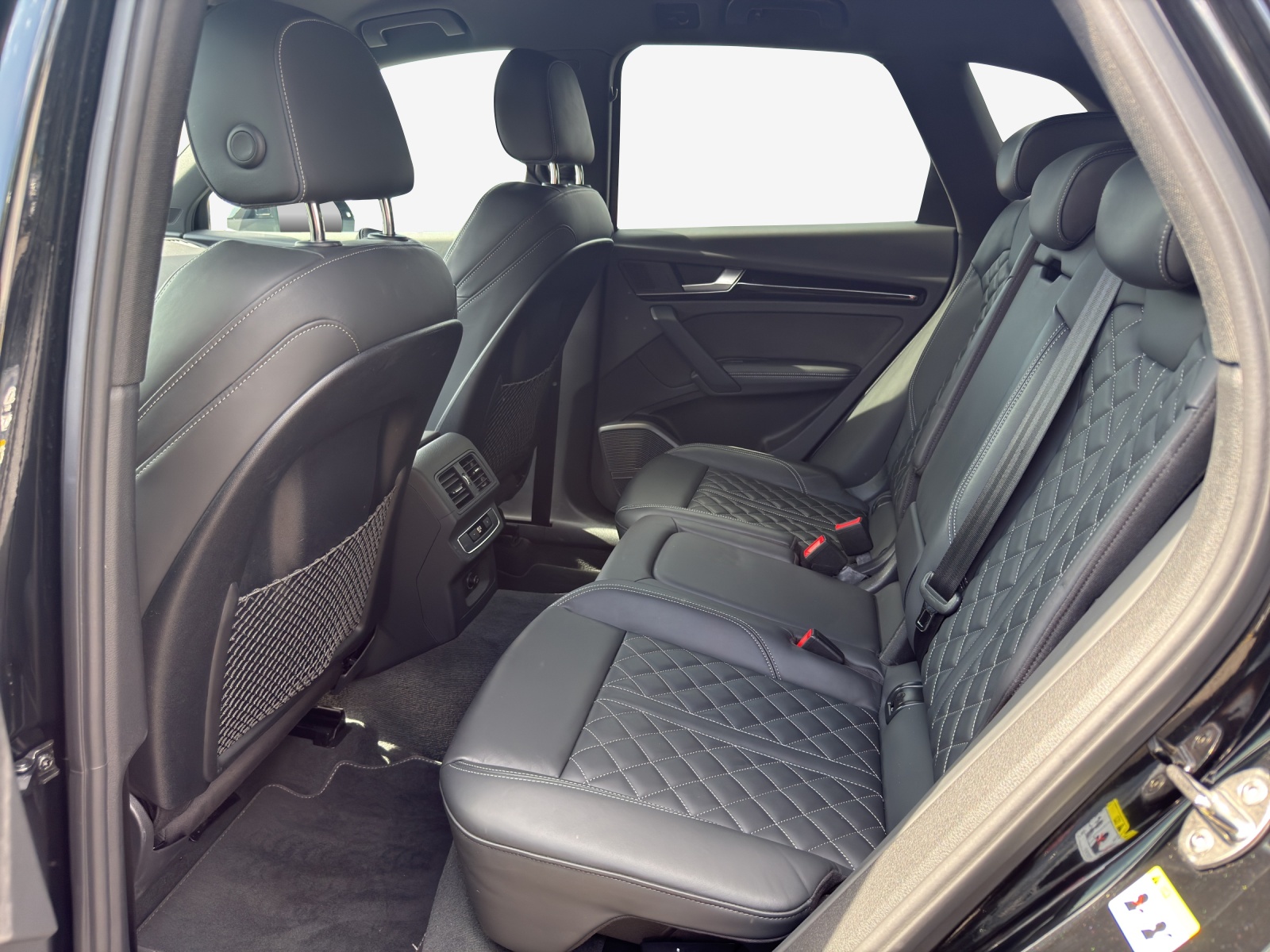 AUDI Q5 40 TDI Black Edition quattro S-tronic-image-11