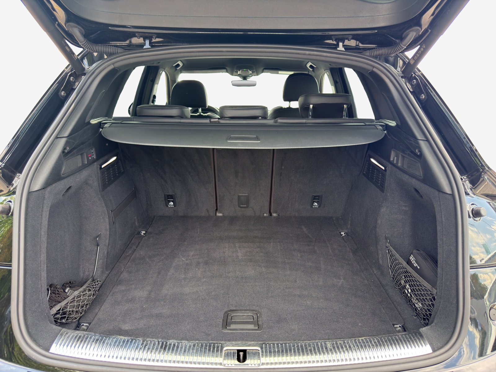 AUDI Q5 40 TDI Black Edition quattro S-tronic-image-12