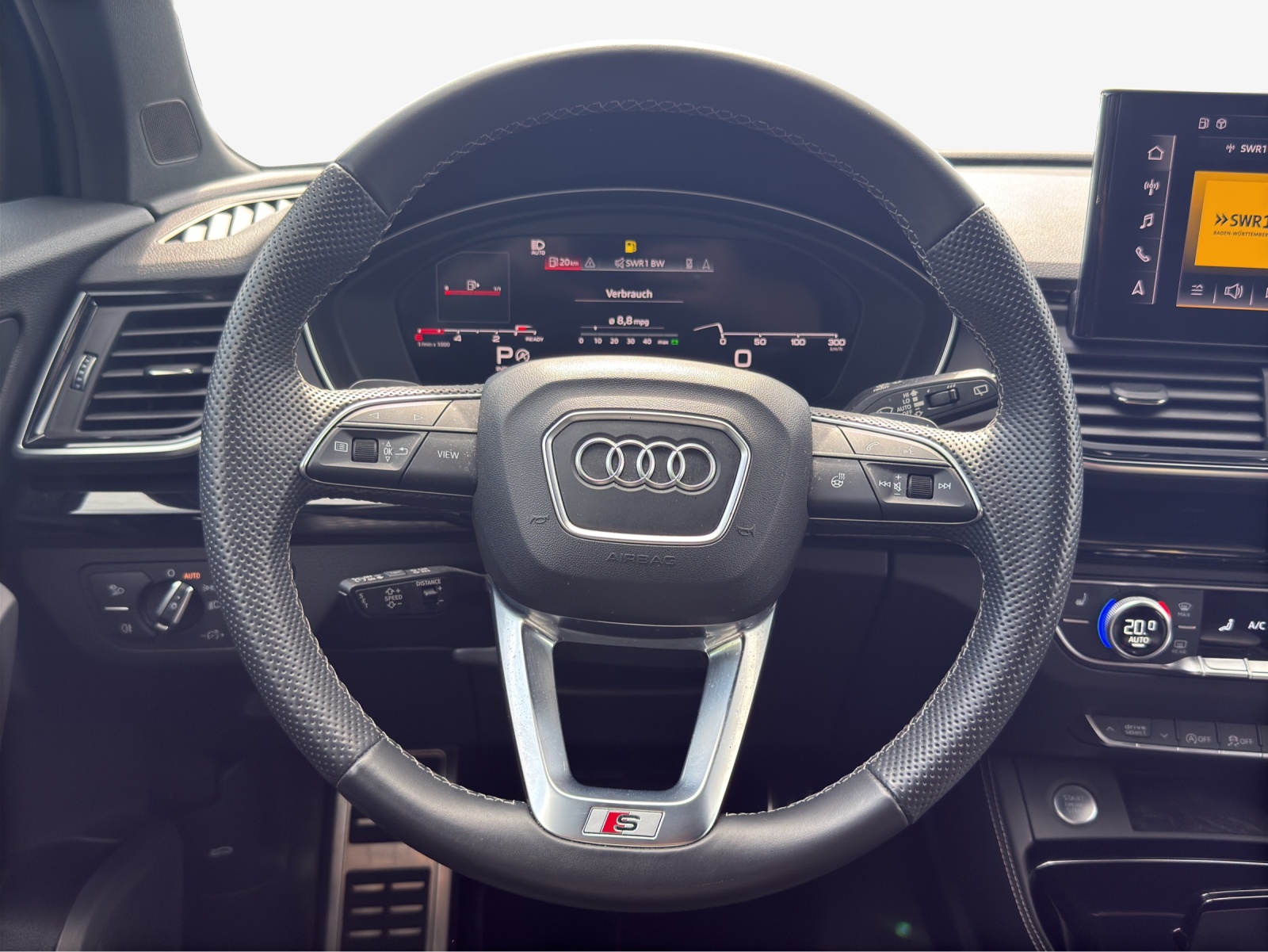 AUDI Q5 40 TDI Black Edition quattro S-tronic-image-9