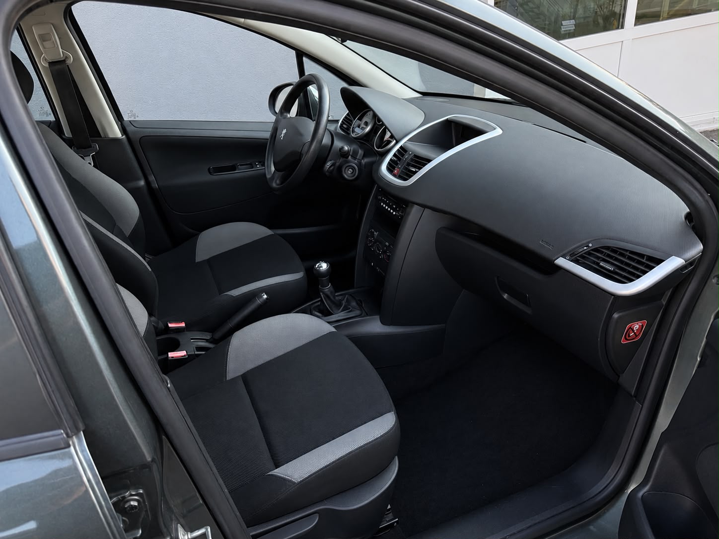 PEUGEOT 207 1.4 16V Trendy Clim'-image-12