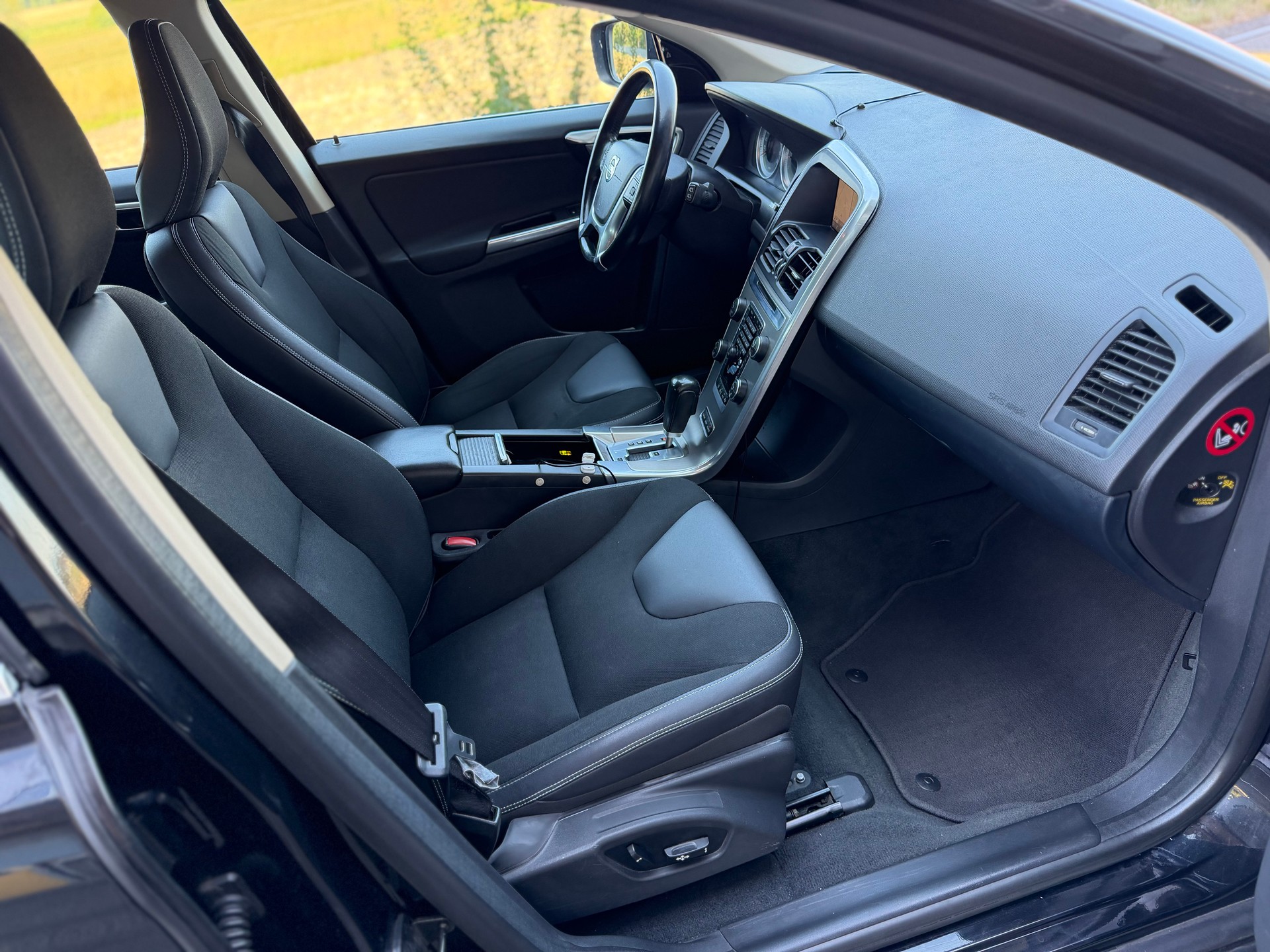 VOLVO XC60 D3 AWD Momentum Geartronic-image-15