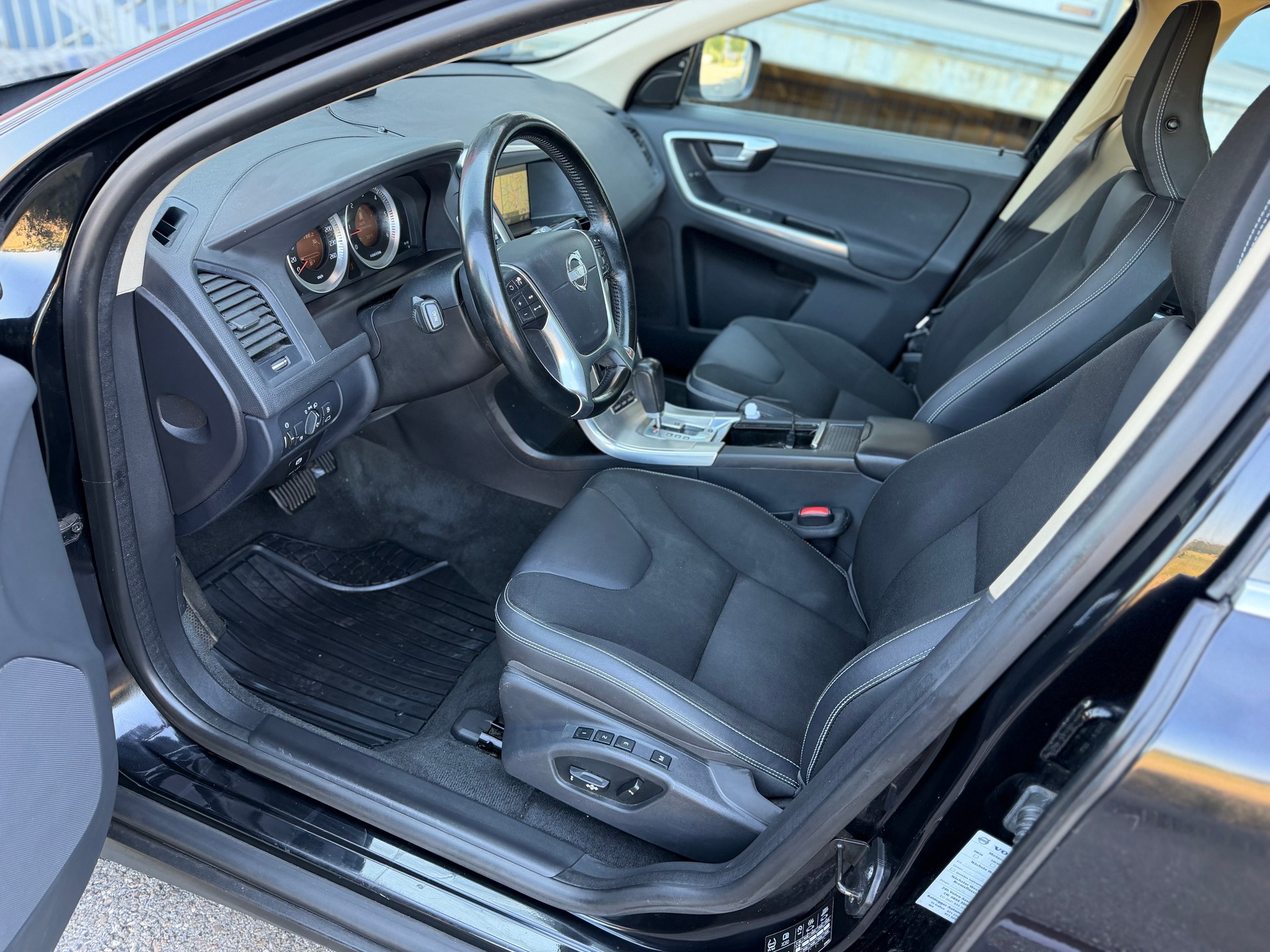 VOLVO XC60 D3 AWD Momentum Geartronic-image-17