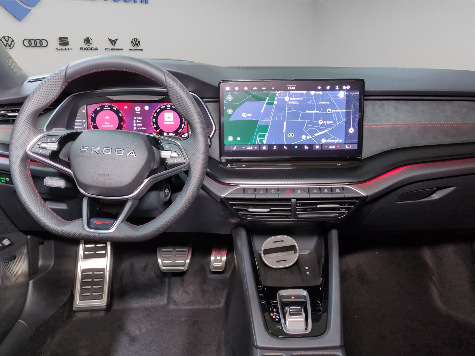 SKODA Octavia Combi 2.0 TSI DSG RS 30 Years Edition-image-6