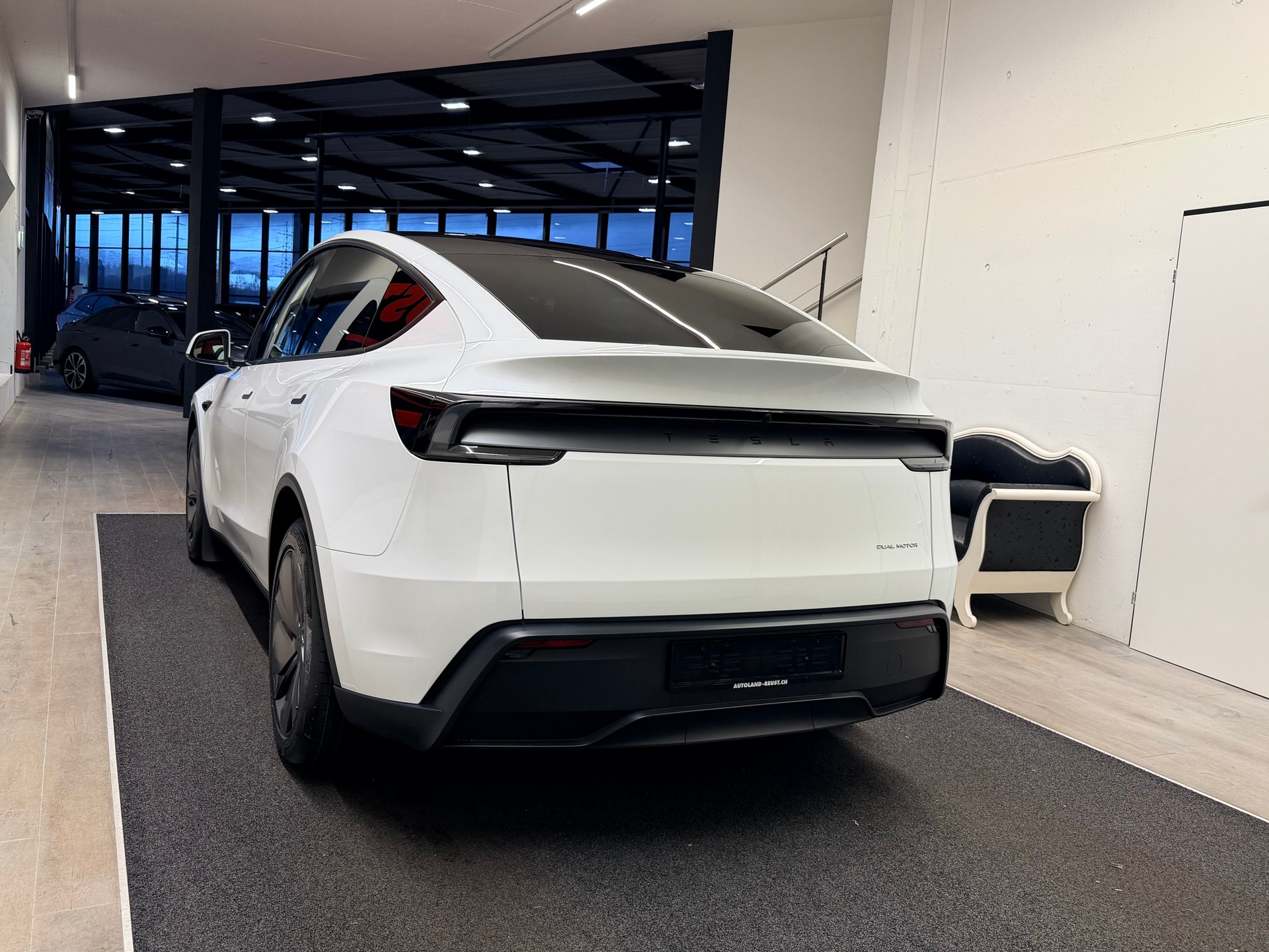 TESLA Model Y Long Range Premium AWD-image-5