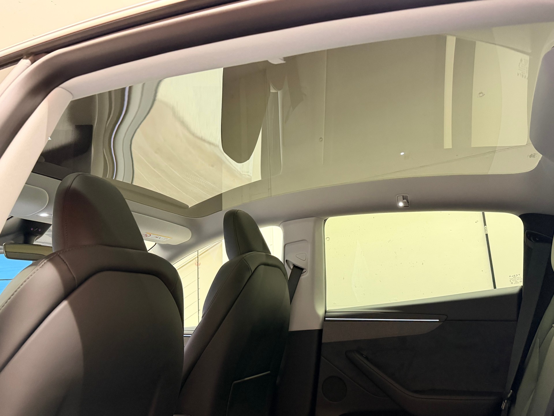 TESLA Model Y Long Range Premium AWD-image-12