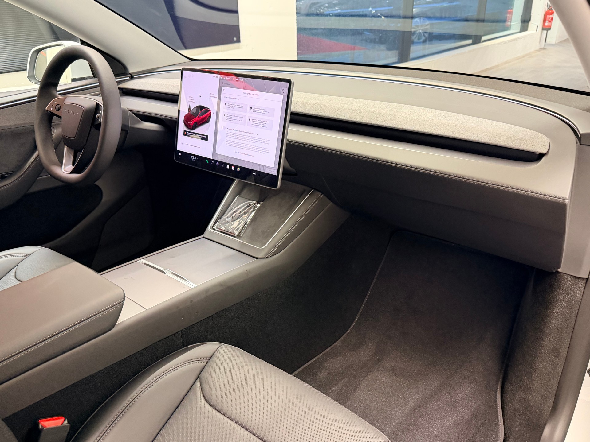 TESLA Model Y Long Range Premium AWD-image-16