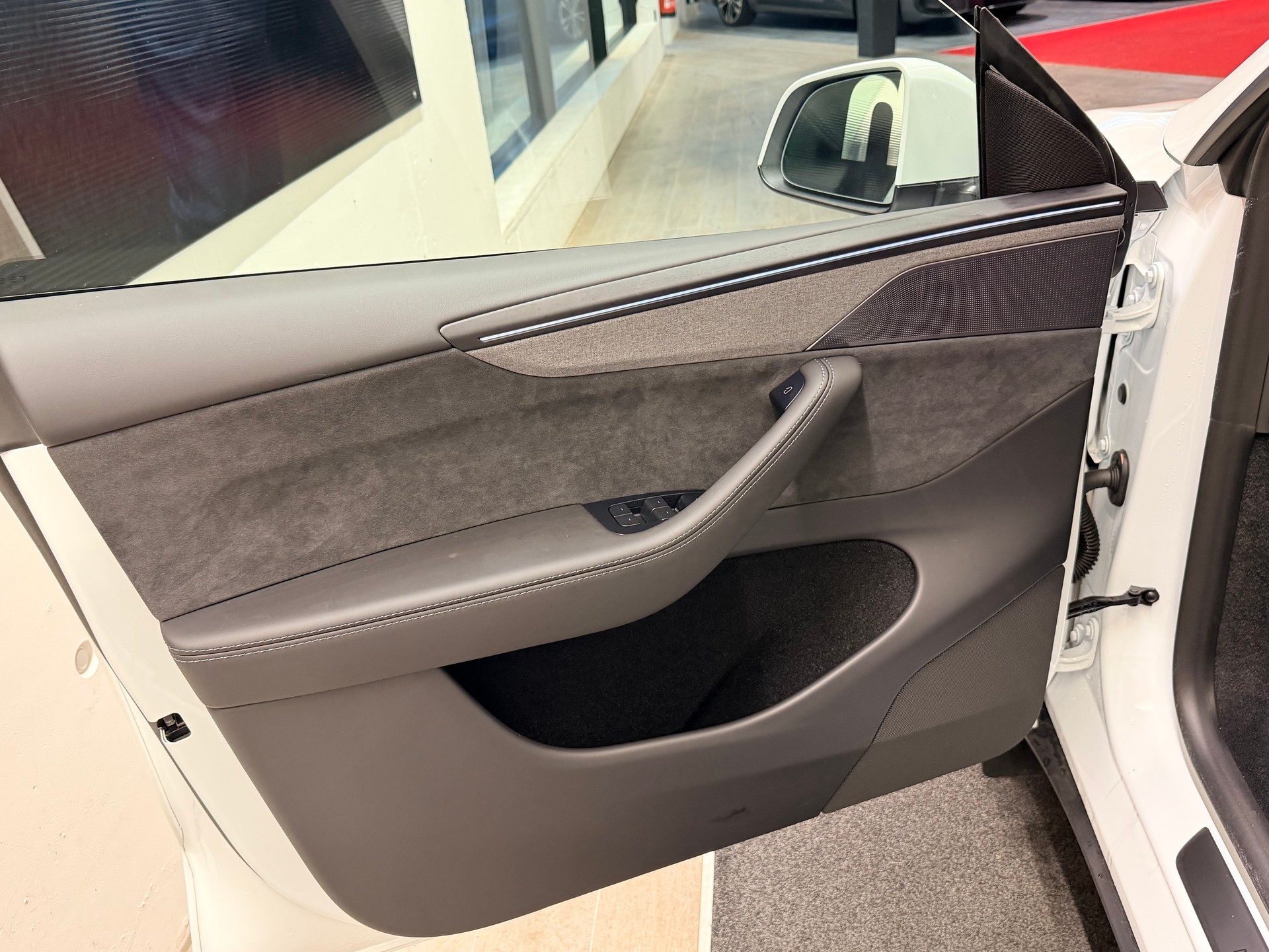 TESLA Model Y Long Range Premium AWD-image-9