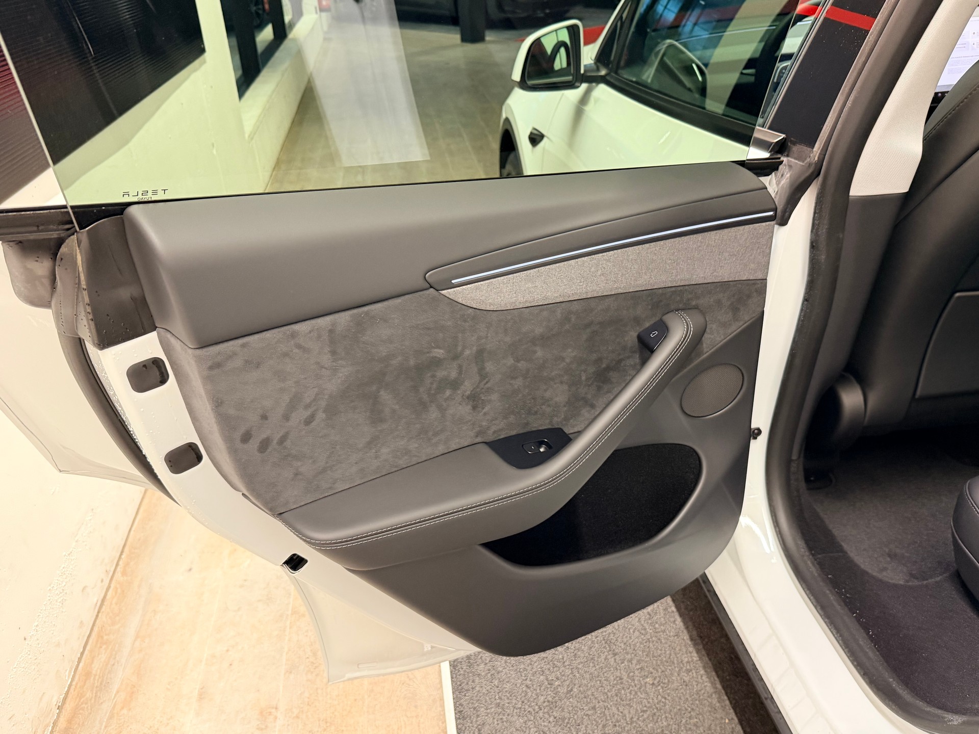 TESLA Model Y Long Range Premium AWD-image-13