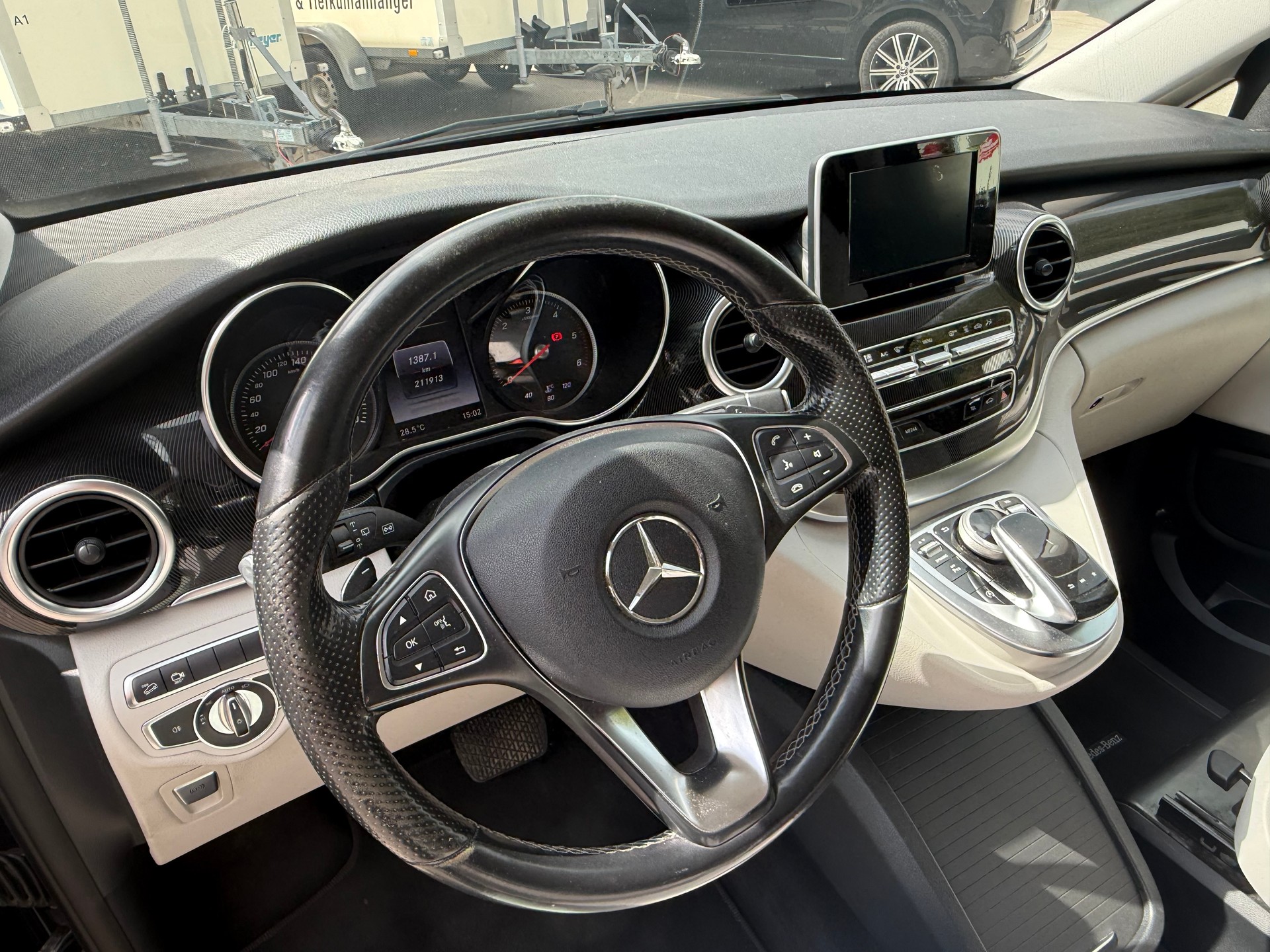 MERCEDES-BENZ V 250 d Avantgarde kompakt 4Matic 7G-Tronic-image-8