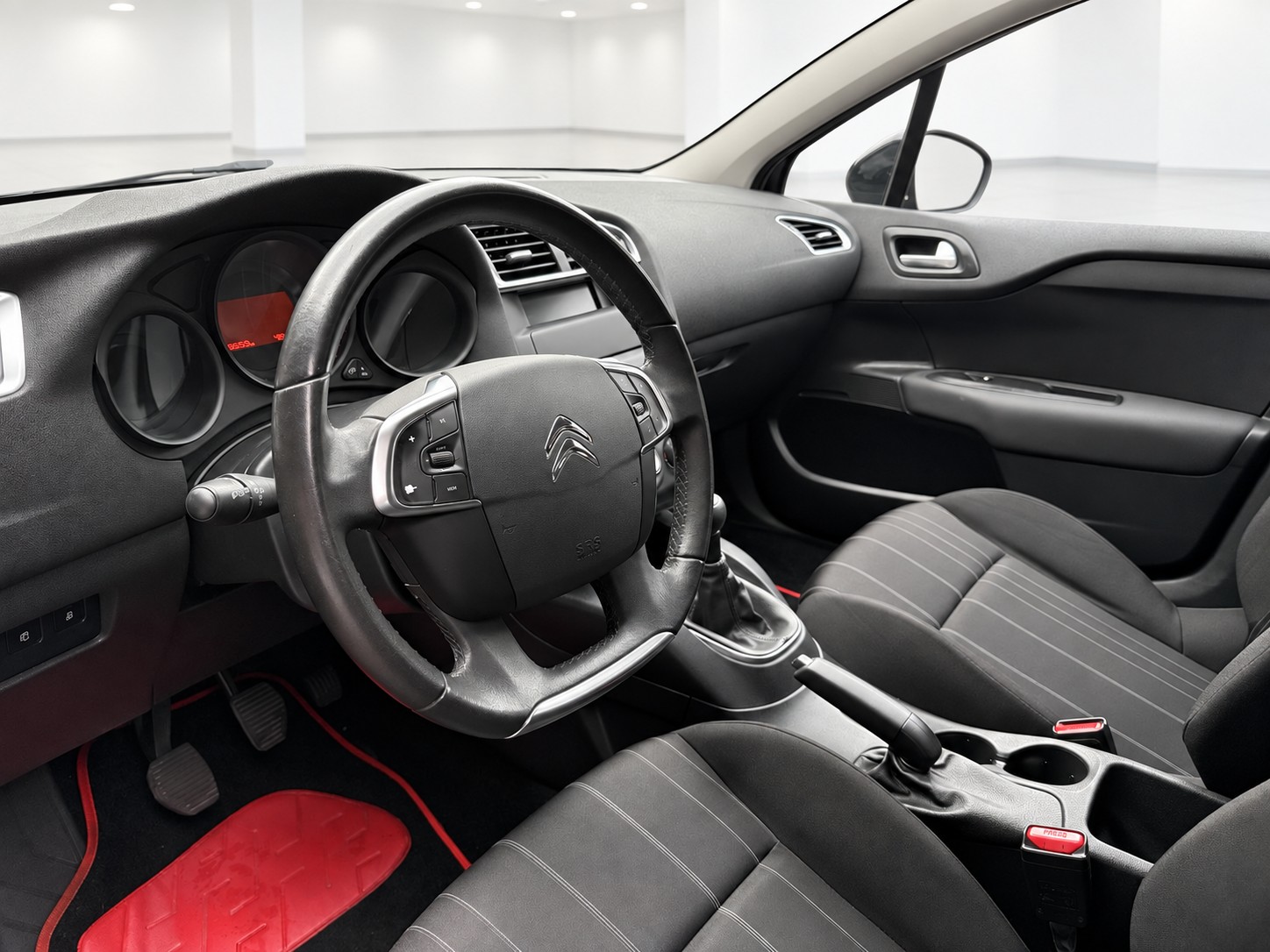 CITROEN C4 1.4 VTi Attraction-image-11