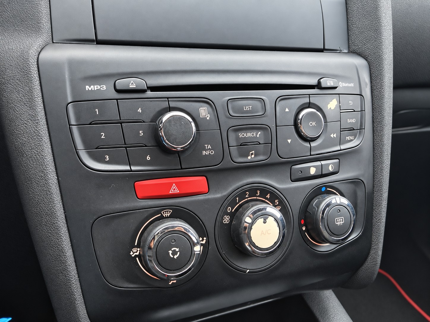 CITROEN C4 1.4 VTi Attraction-image-15